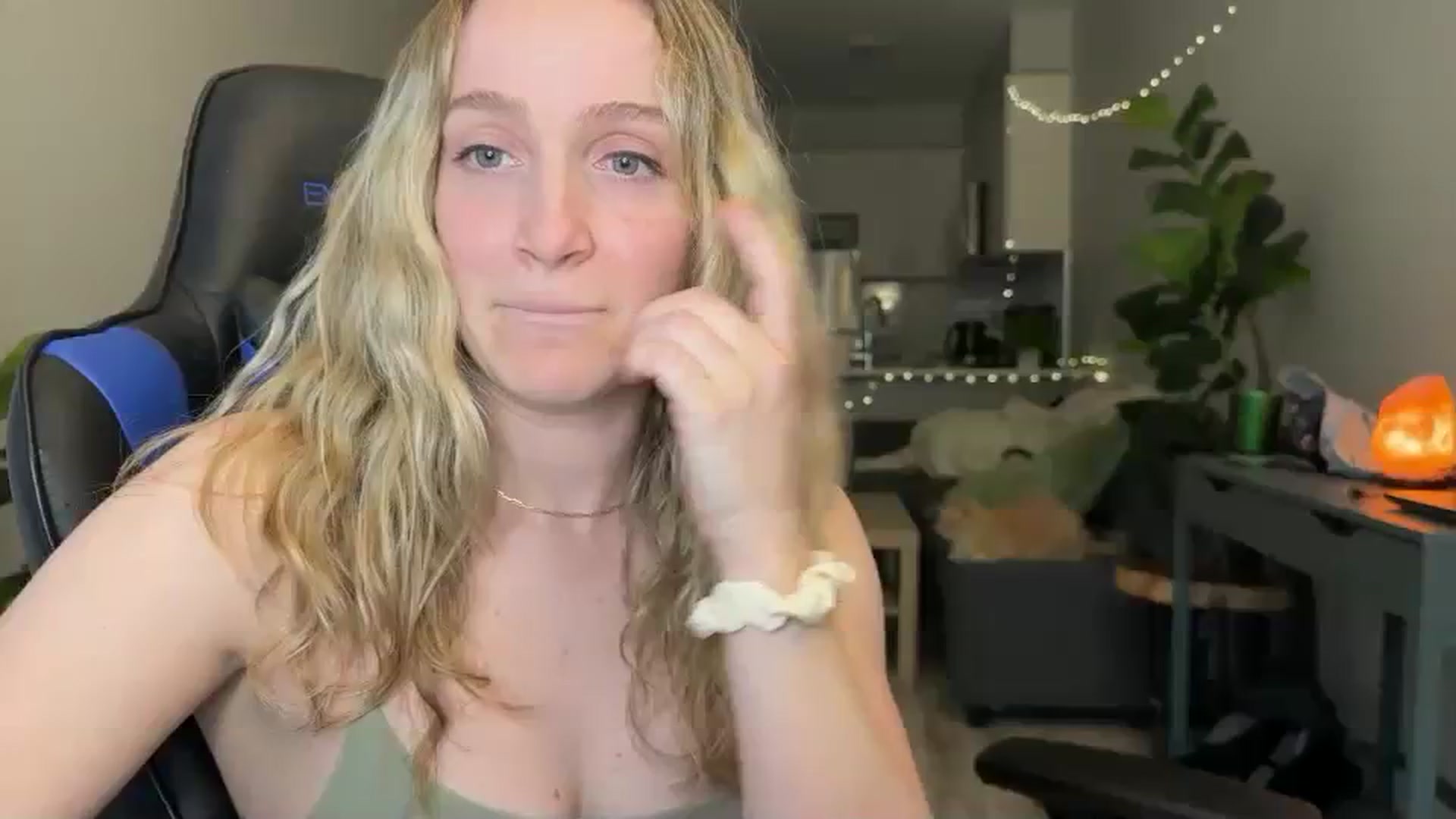 Gallery image thumbnail from NatGPT's myfreecams stream on, 03/05/2024, 01:02 image 17 of 20