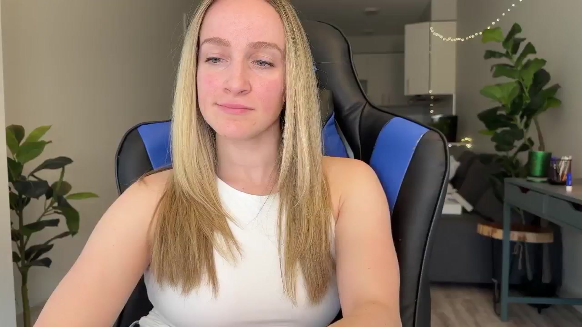 Gallery image thumbnail from NatGPT's myfreecams stream on, 03/09/2024, 17:39 image 15 of 20