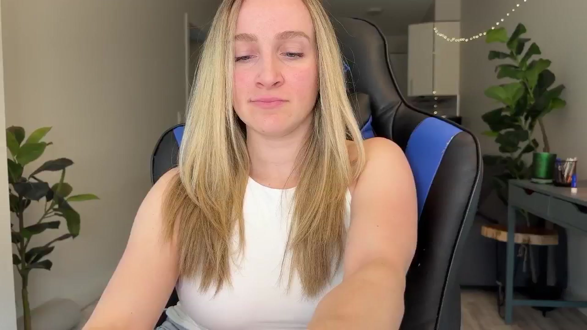 Gallery image thumbnail from NatGPT's myfreecams stream on, 03/09/2024, 17:39 image 13 of 20