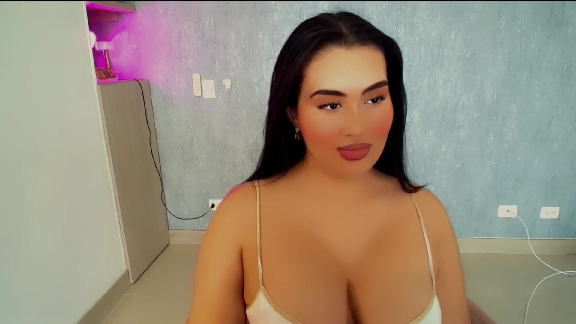 Gallery image thumbnail from NatachaYoung's myfreecams stream on, 11/28/2024, 18:08 image 15 of 20