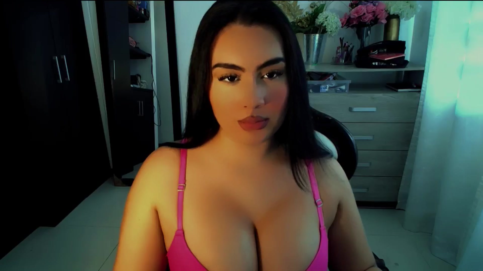 Gallery image thumbnail from NatachaYoung's myfreecams stream on, 11/30/2024, 20:26 image 2 of 20