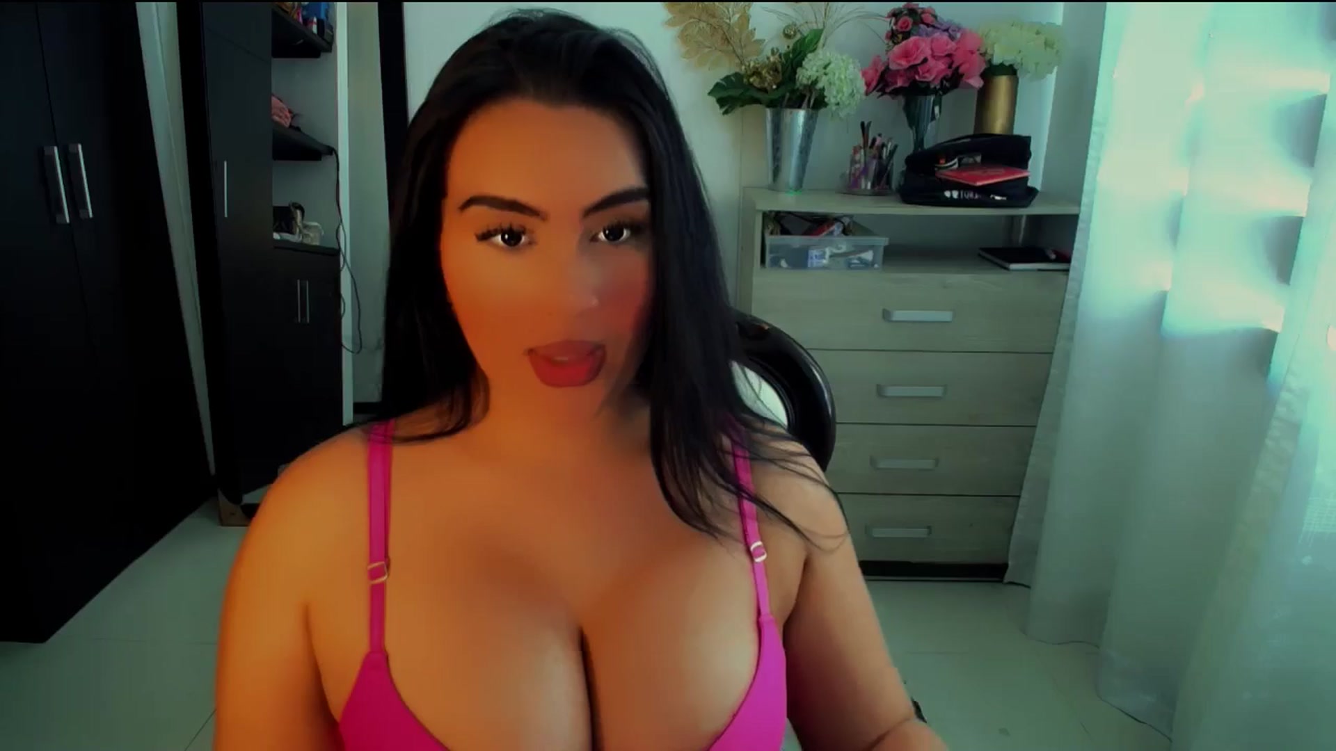 Gallery image thumbnail from NatachaYoung's myfreecams stream on, 11/30/2024, 20:26 image 13 of 20