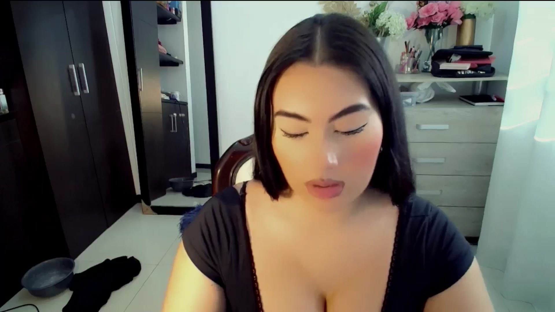 Gallery image thumbnail from NatachaYoung's myfreecams stream on, 12/01/2024, 21:27 image 13 of 20