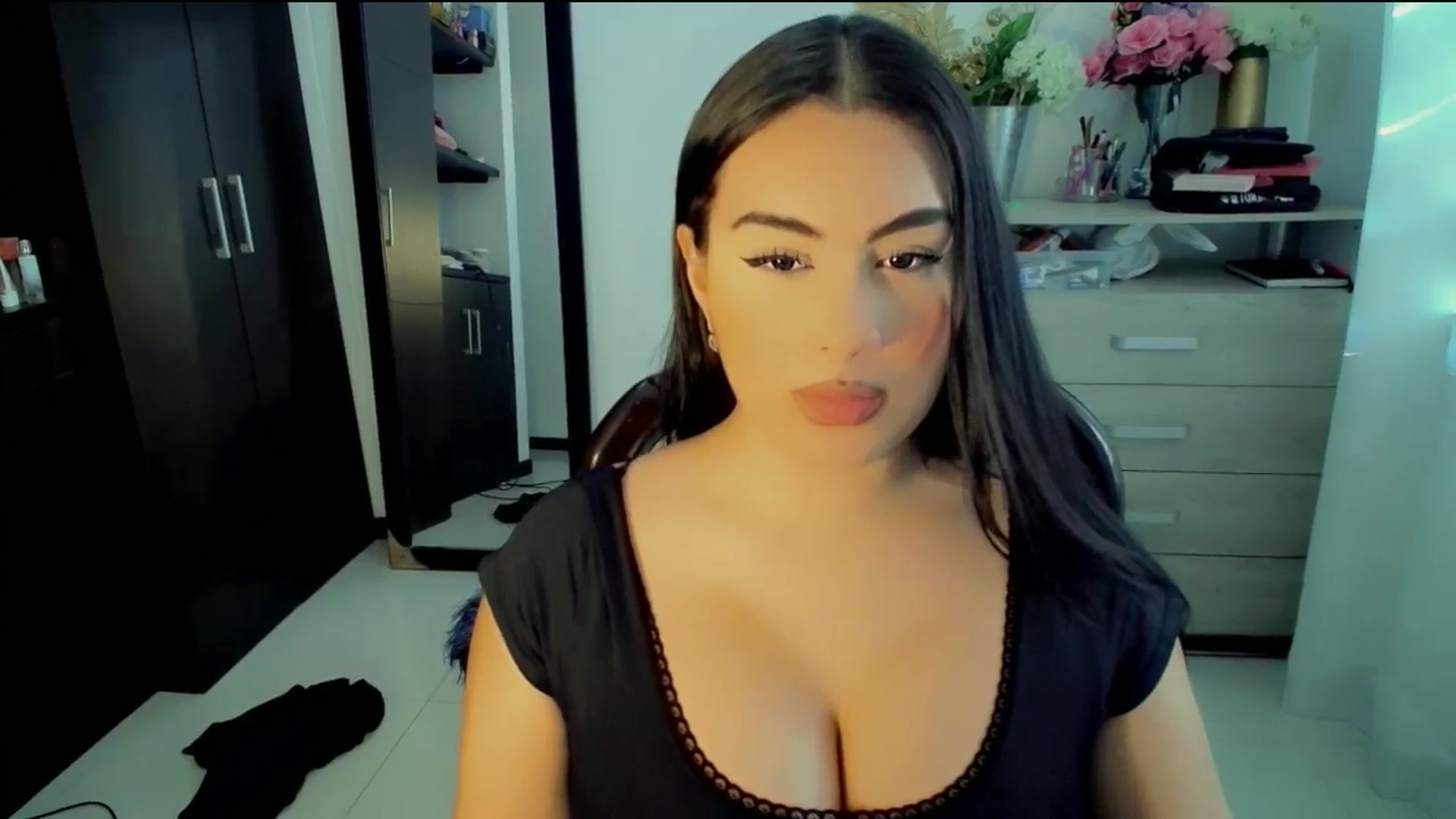 Gallery image thumbnail from NatachaYoung's myfreecams stream on, 12/01/2024, 21:27 image 9 of 20