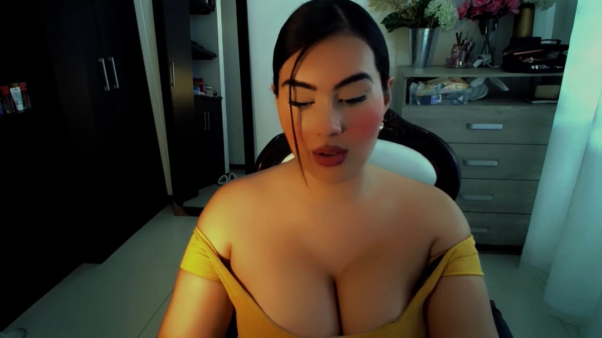 Gallery image thumbnail from NatachaYoung's myfreecams stream on, 12/03/2024, 17:15 image 16 of 20