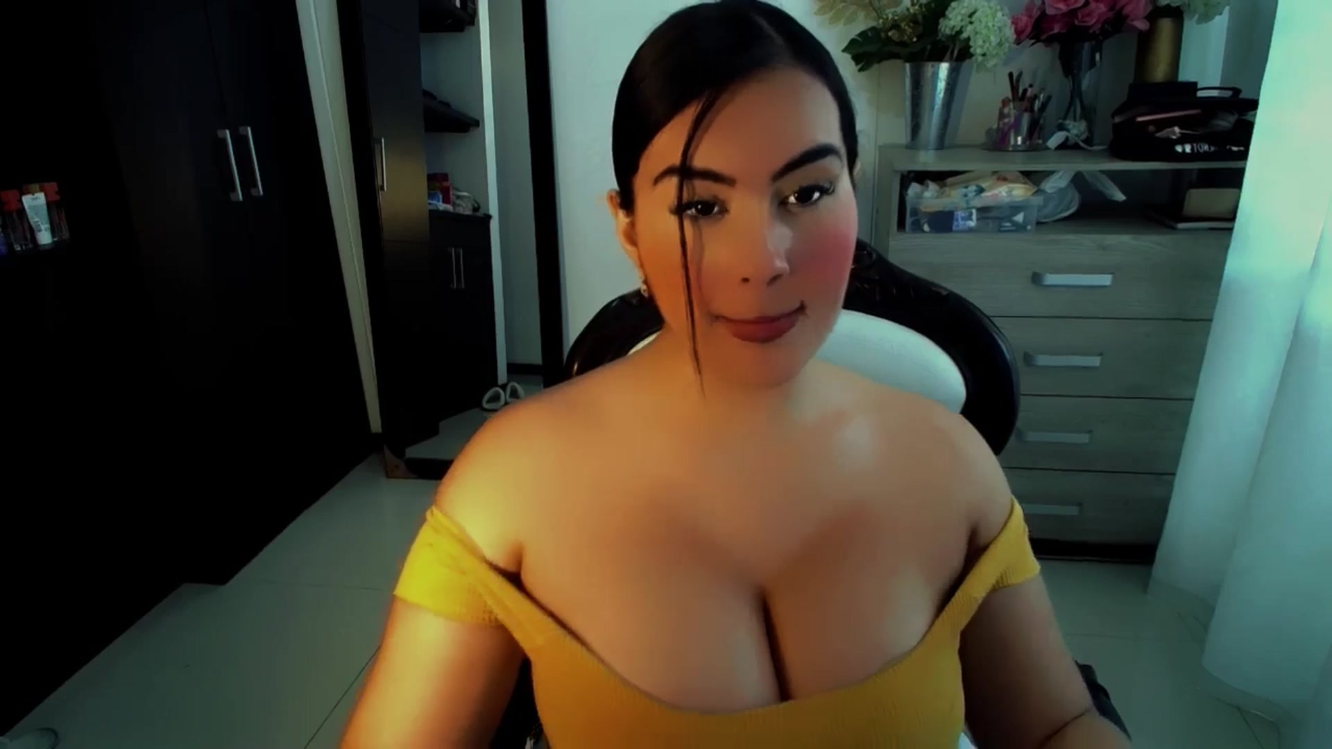 Gallery image thumbnail from NatachaYoung's myfreecams stream on, 12/03/2024, 17:15 image 17 of 20