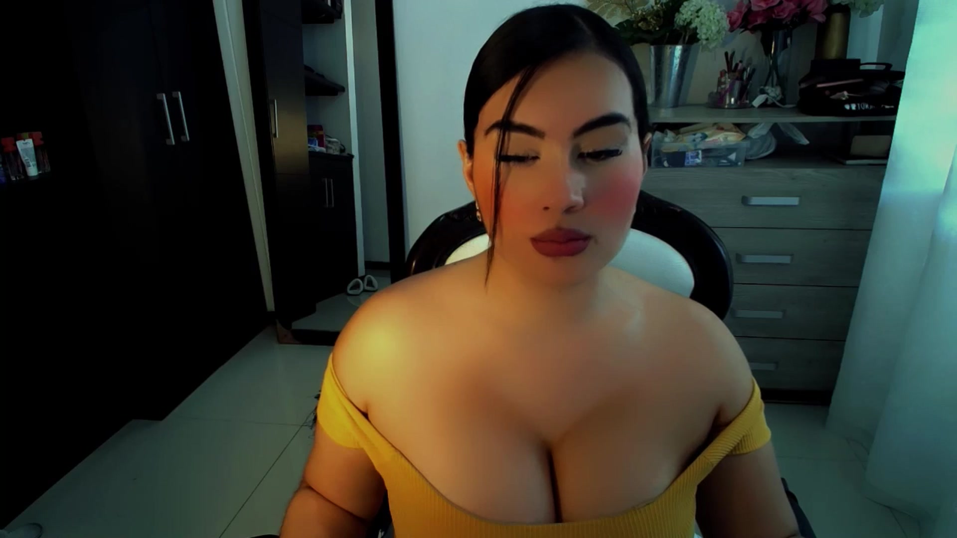 Gallery image thumbnail from NatachaYoung's myfreecams stream on, 12/03/2024, 17:15 image 20 of 20
