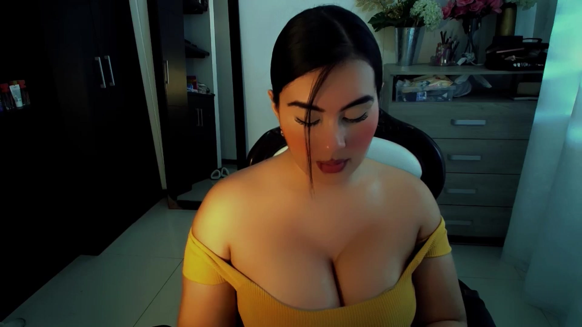 Gallery image thumbnail from NatachaYoung's myfreecams stream on, 12/03/2024, 17:15 image 10 of 20