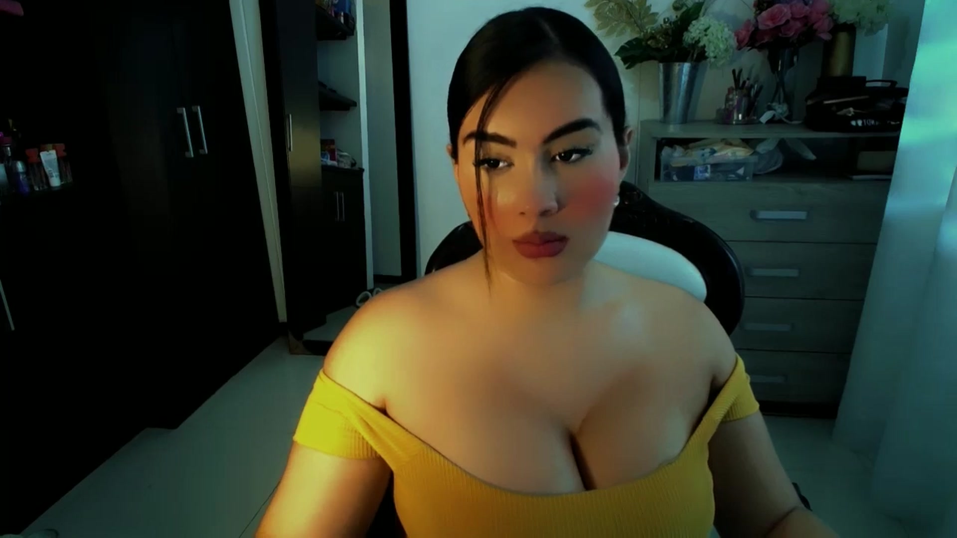Gallery image thumbnail from NatachaYoung's myfreecams stream on, 12/03/2024, 17:15 image 3 of 20