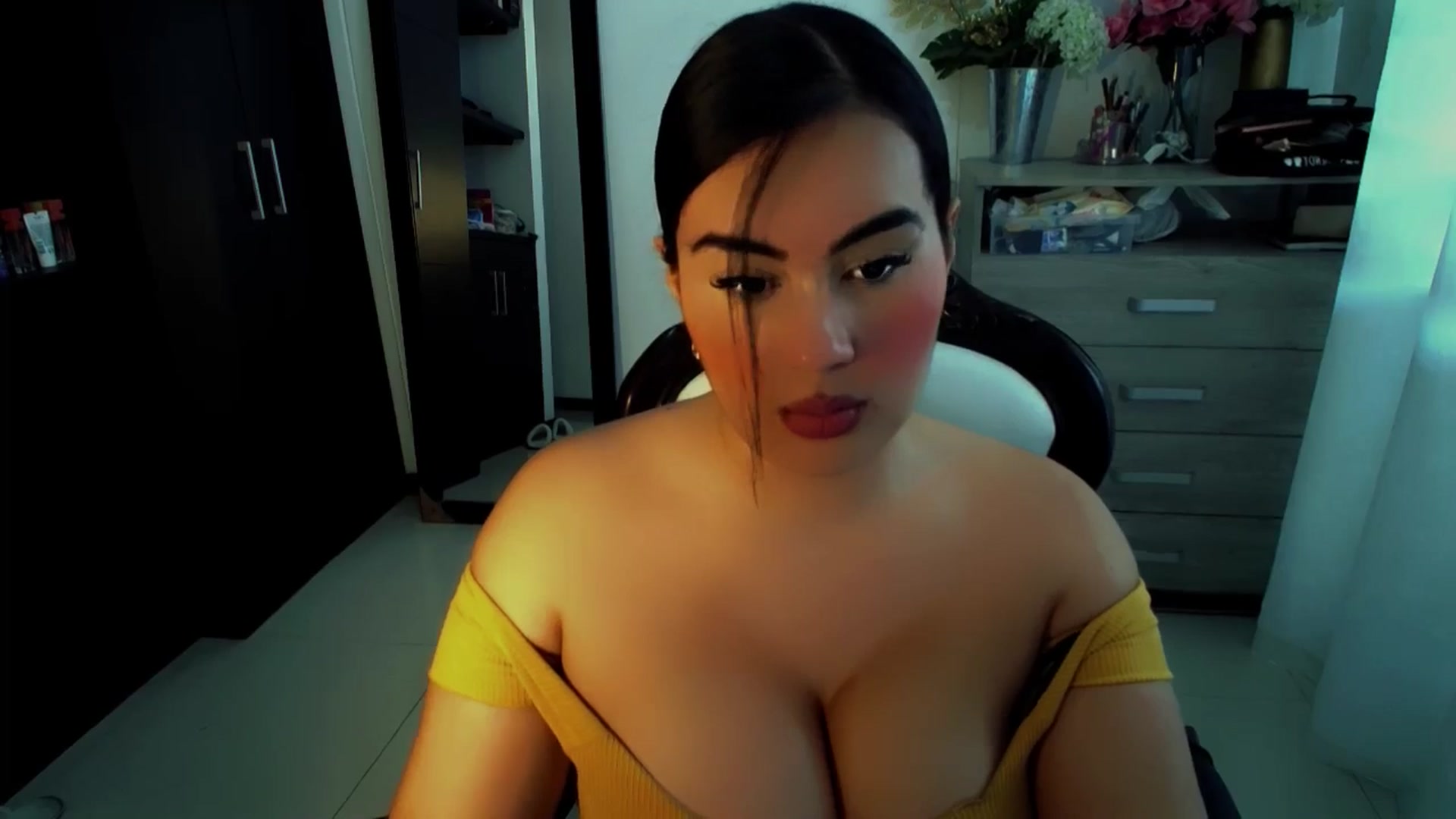 Gallery image thumbnail from NatachaYoung's myfreecams stream on, 12/03/2024, 17:15 image 11 of 20