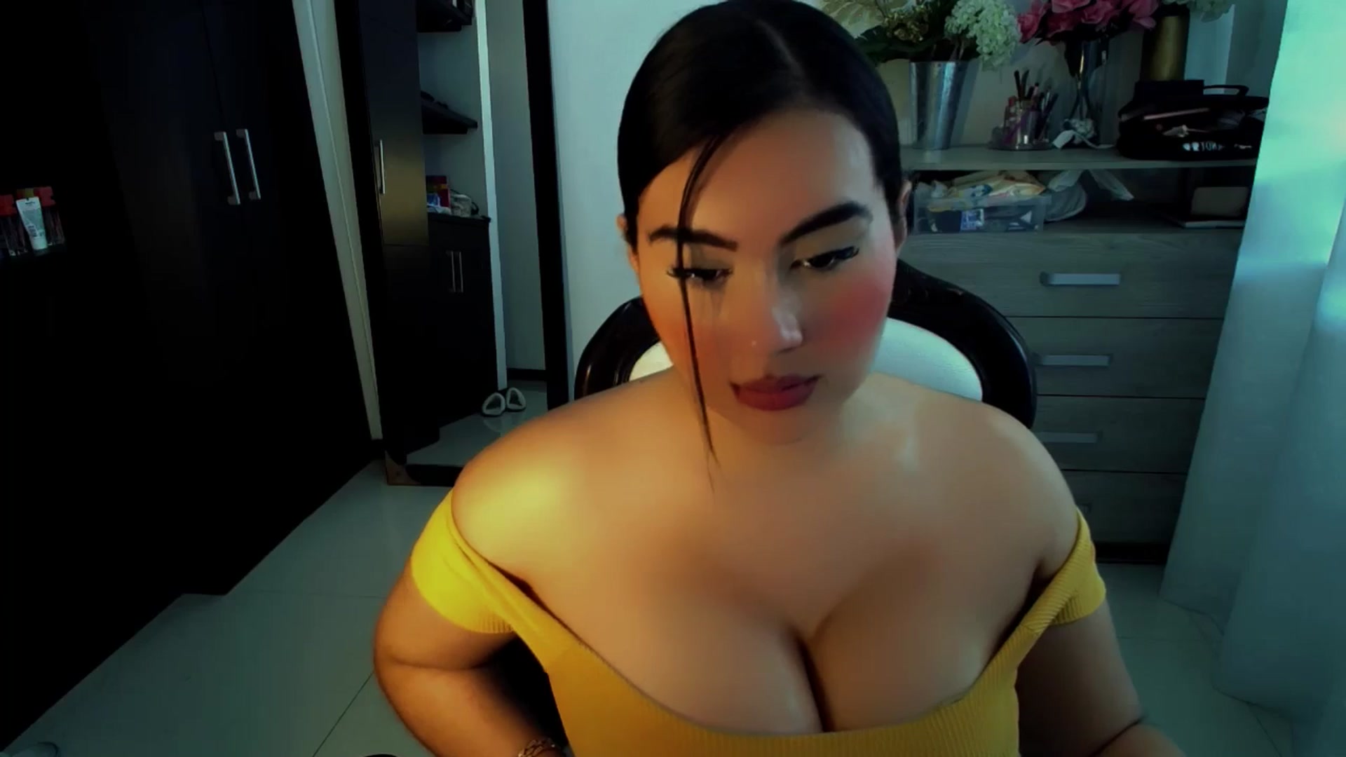Gallery image thumbnail from NatachaYoung's myfreecams stream on, 12/03/2024, 17:15 image 6 of 20