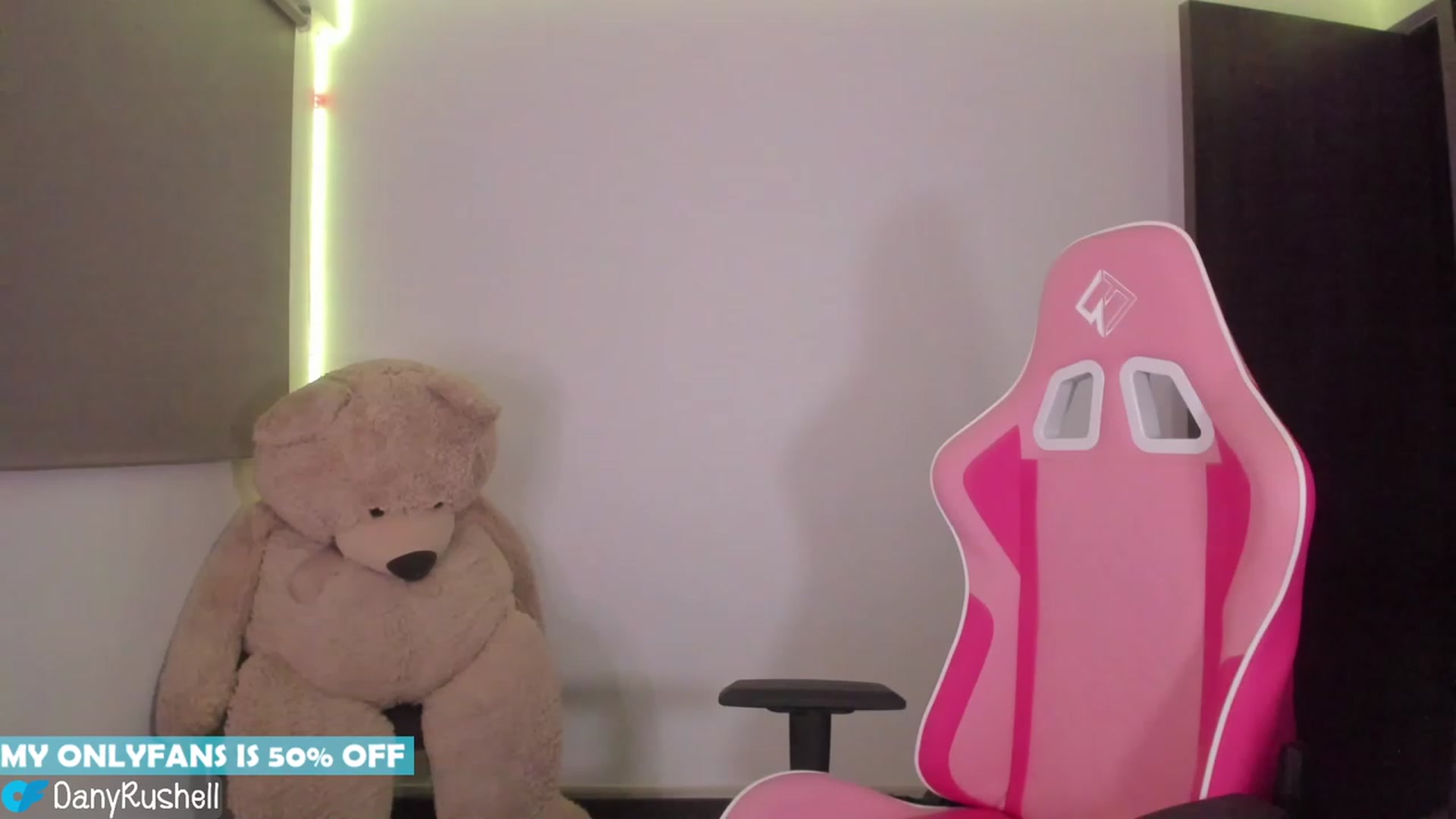 Gallery image thumbnail from NataliaMFC_'s myfreecams stream on, 06/28/2023, 05:20 image 8 of 20