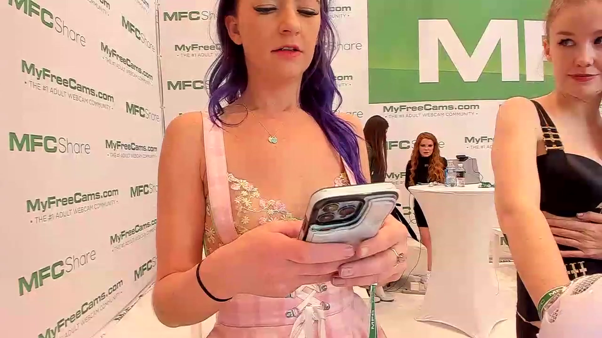 Gallery image thumbnail from Natalia_Rae's myfreecams stream on, 01/06/2023, 01:32 image 17 of 20