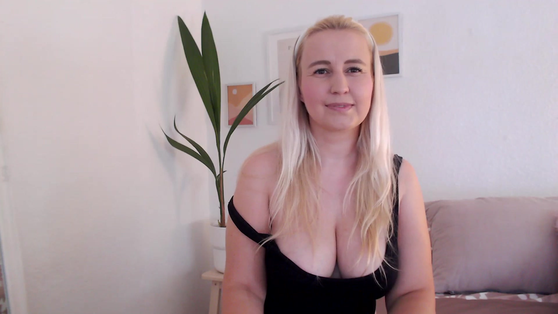 Gallery image thumbnail from NatalieMFC's myfreecams stream on, 07/12/2023, 10:10 image 11 of 20