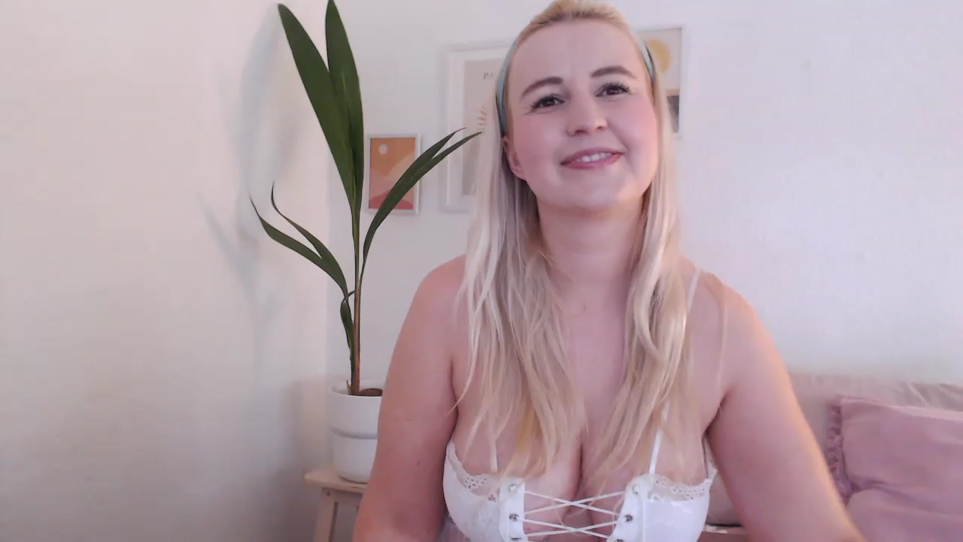 Gallery image thumbnail from NatalieMFC's myfreecams stream on, 07/17/2023, 10:11 image 16 of 20