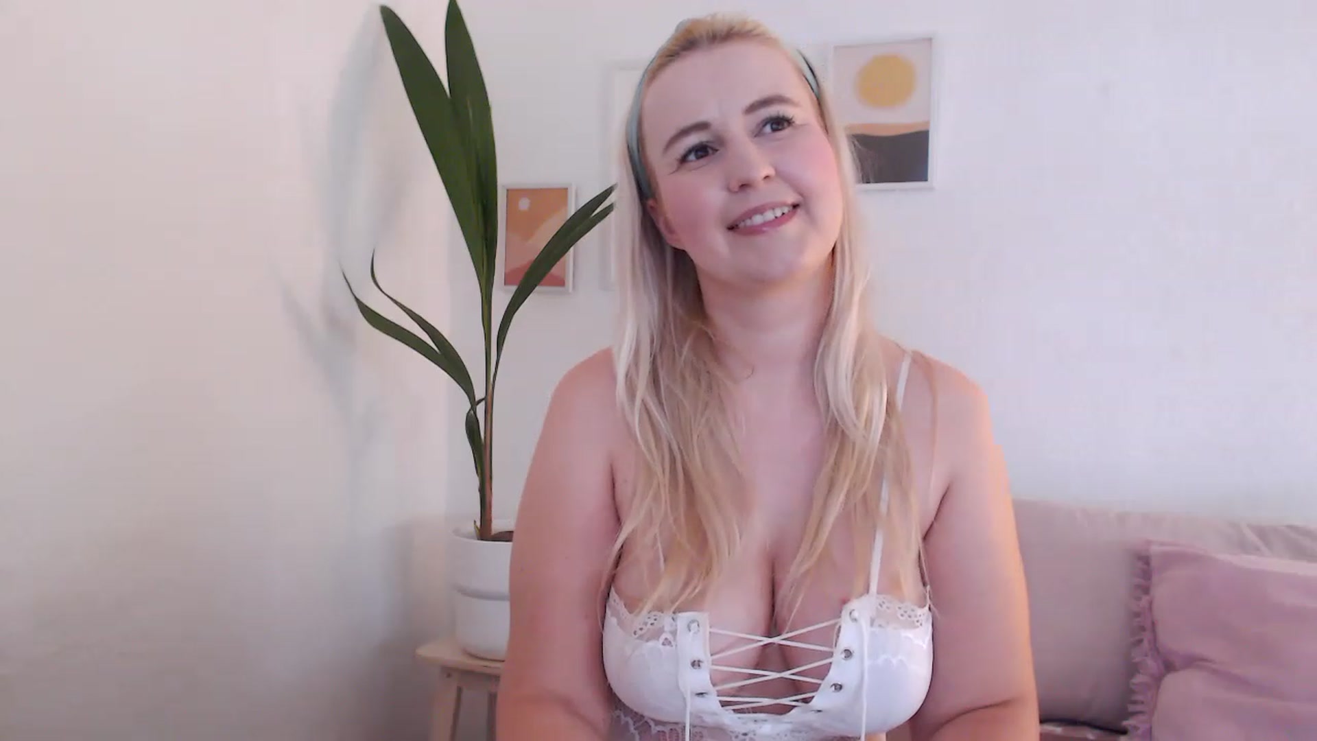Gallery image thumbnail from NatalieMFC's myfreecams stream on, 07/17/2023, 10:11 image 15 of 20