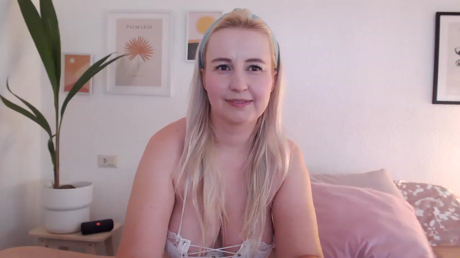 Gallery image thumbnail from NatalieMFC's myfreecams stream on, 07/17/2023, 10:46 image 20 of 20
