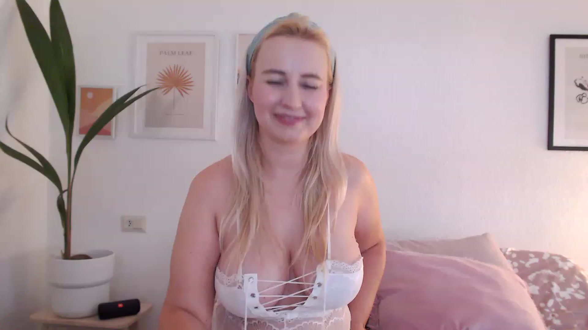 Gallery image thumbnail from NatalieMFC's myfreecams stream on, 07/17/2023, 10:46 image 17 of 20
