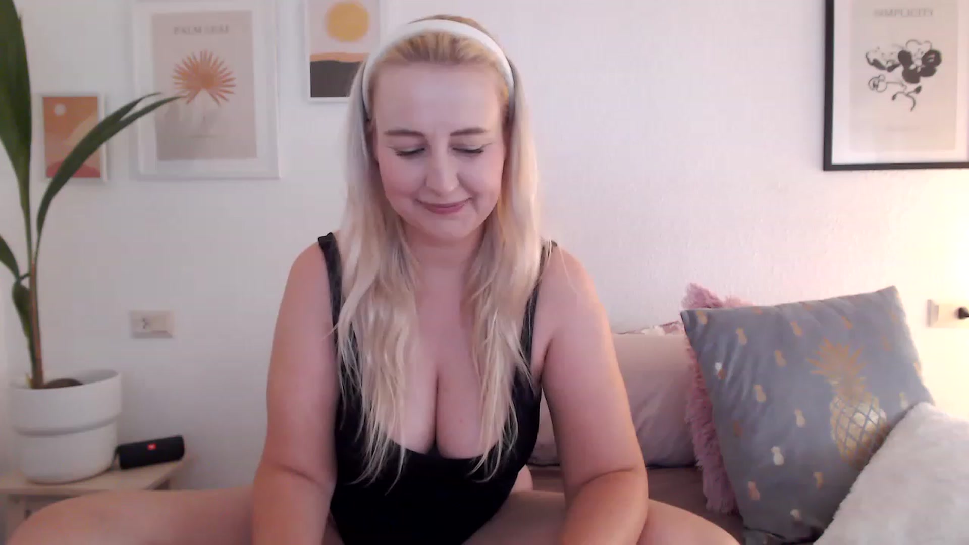 Gallery image thumbnail from NatalieMFC's myfreecams stream on, 07/19/2023, 10:26 image 1 of 20
