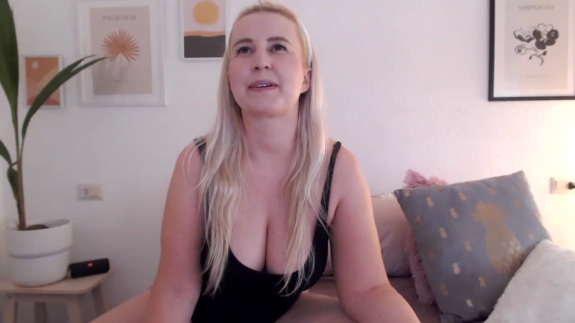 Gallery image thumbnail from NatalieMFC's myfreecams stream on, 07/19/2023, 10:26 image 8 of 20