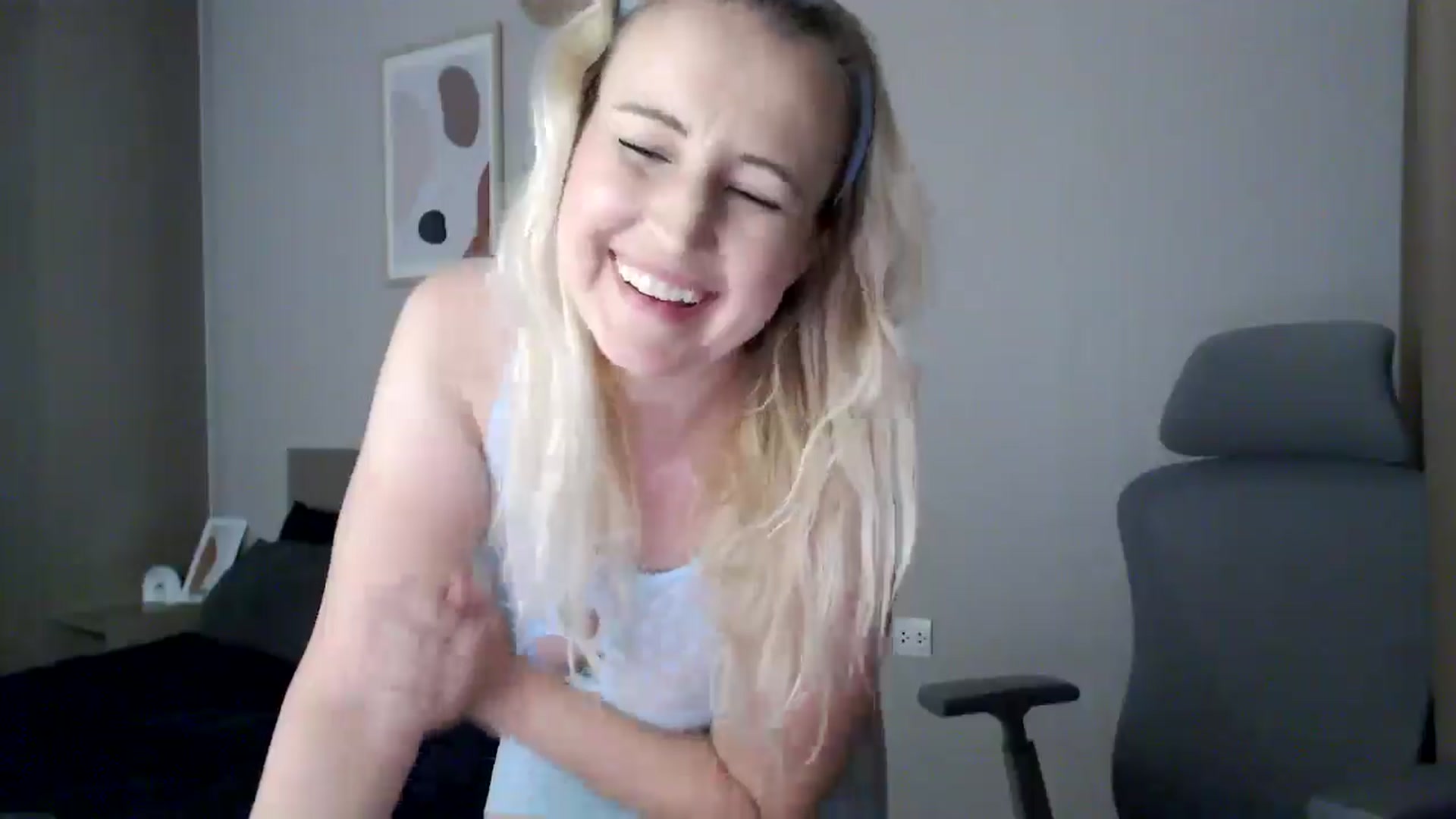 Gallery image thumbnail from NatalieMFC's myfreecams stream on, 05/22/2024, 12:05 image 19 of 20