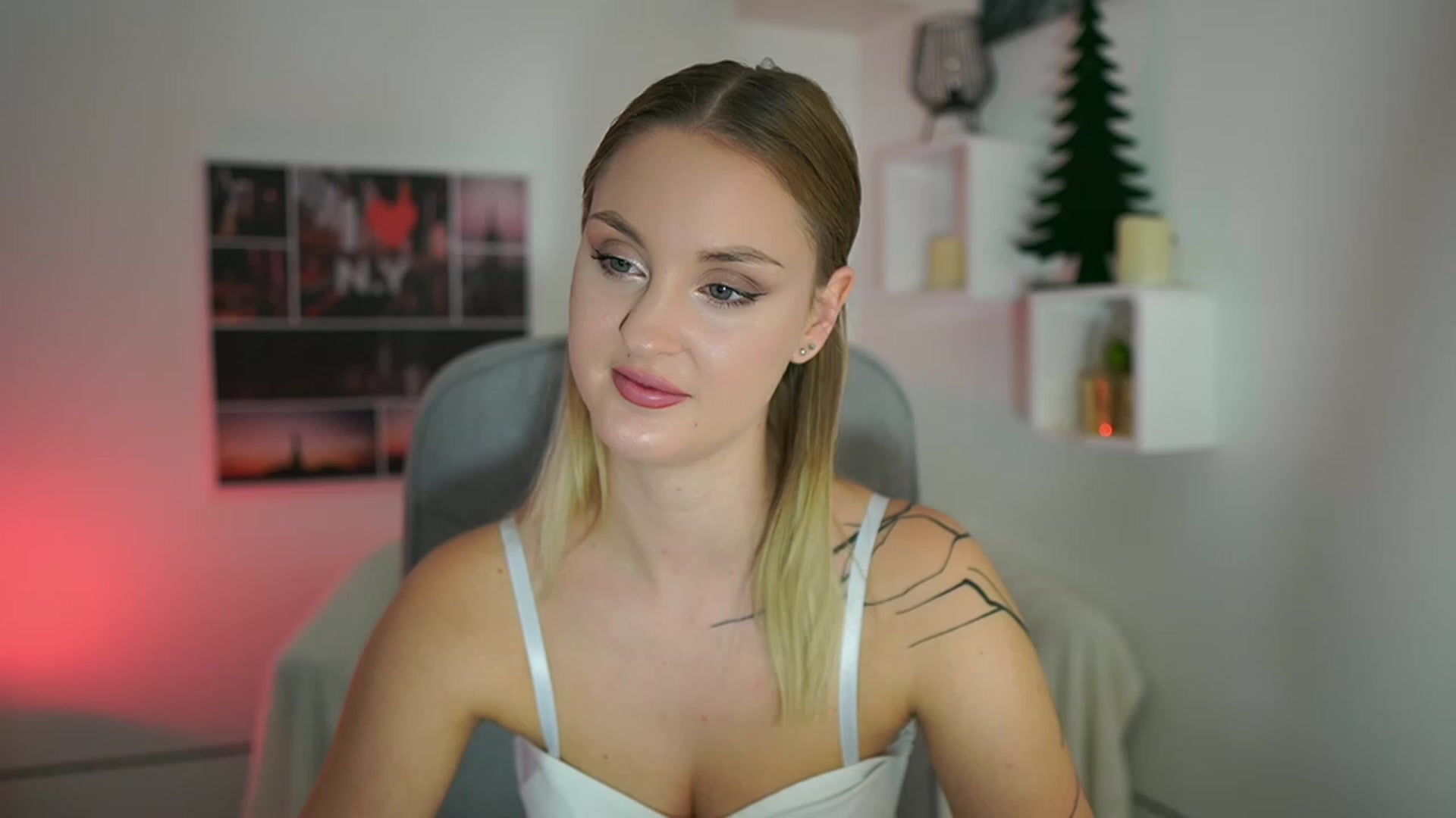 Gallery image thumbnail from NatalliaStarr's myfreecams stream on, 12/08/2023, 24:05 image 1 of 20