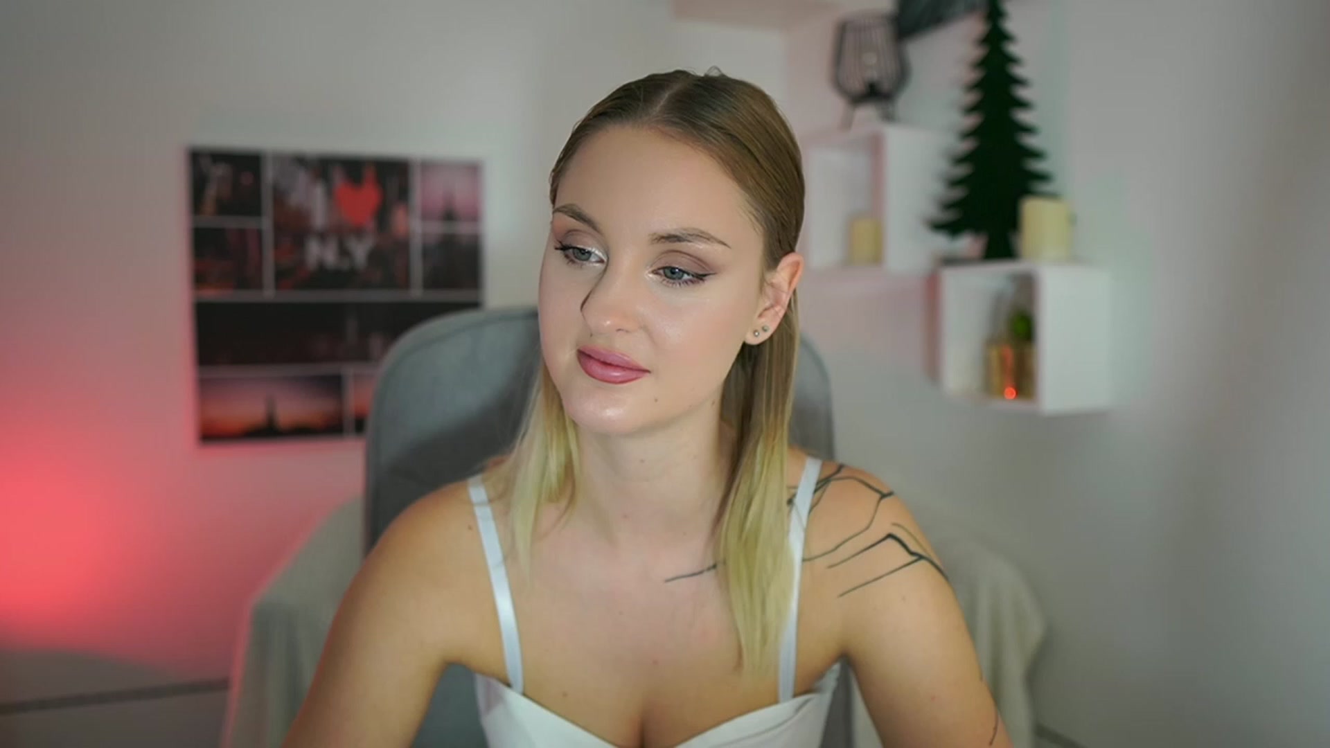 Gallery image thumbnail from NatalliaStarr's myfreecams stream on, 12/08/2023, 24:05 image 4 of 20