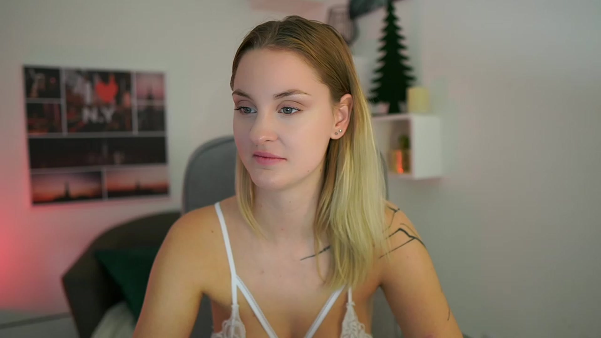 Gallery image thumbnail from NatalliaStarr's myfreecams stream on, 12/11/2023, 24:22 image 8 of 20