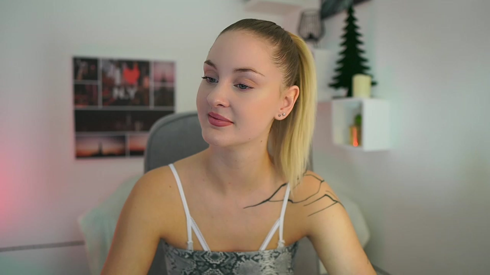 Gallery image thumbnail from NatalliaStarr's myfreecams stream on, 12/15/2023, 15:00 image 9 of 20