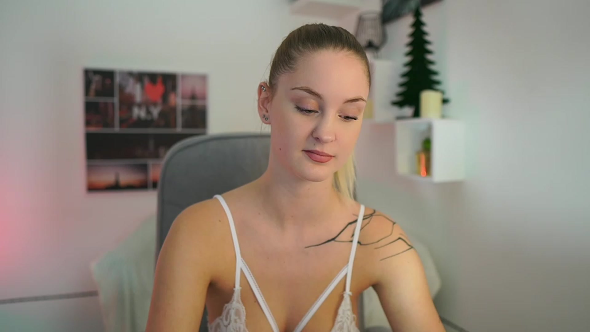 Gallery image thumbnail from NatalliaStarr's myfreecams stream on, 12/15/2023, 18:00 image 5 of 20