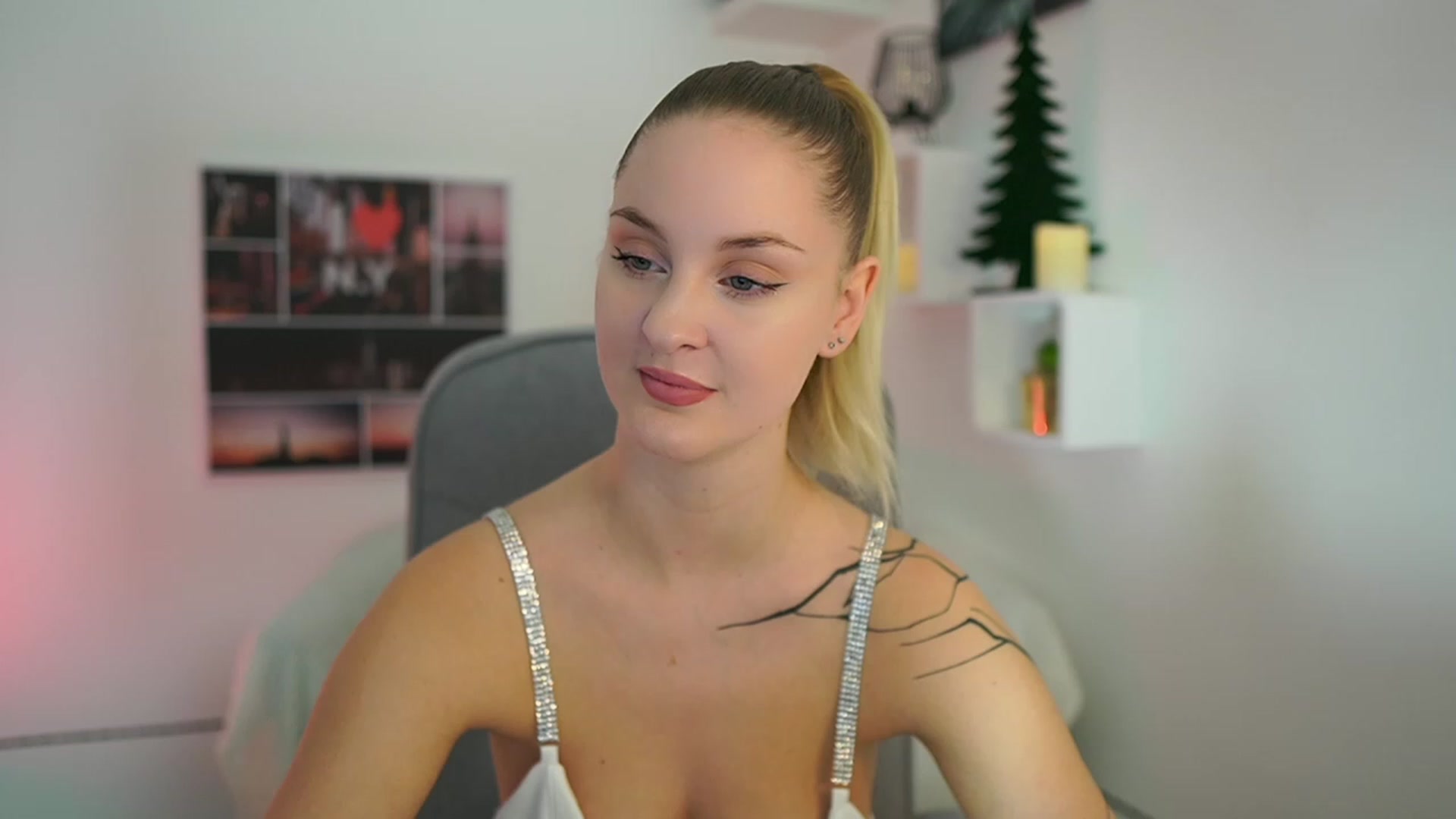 Gallery image thumbnail from NatalliaStarr's myfreecams stream on, 12/16/2023, 16:25 image 16 of 20
