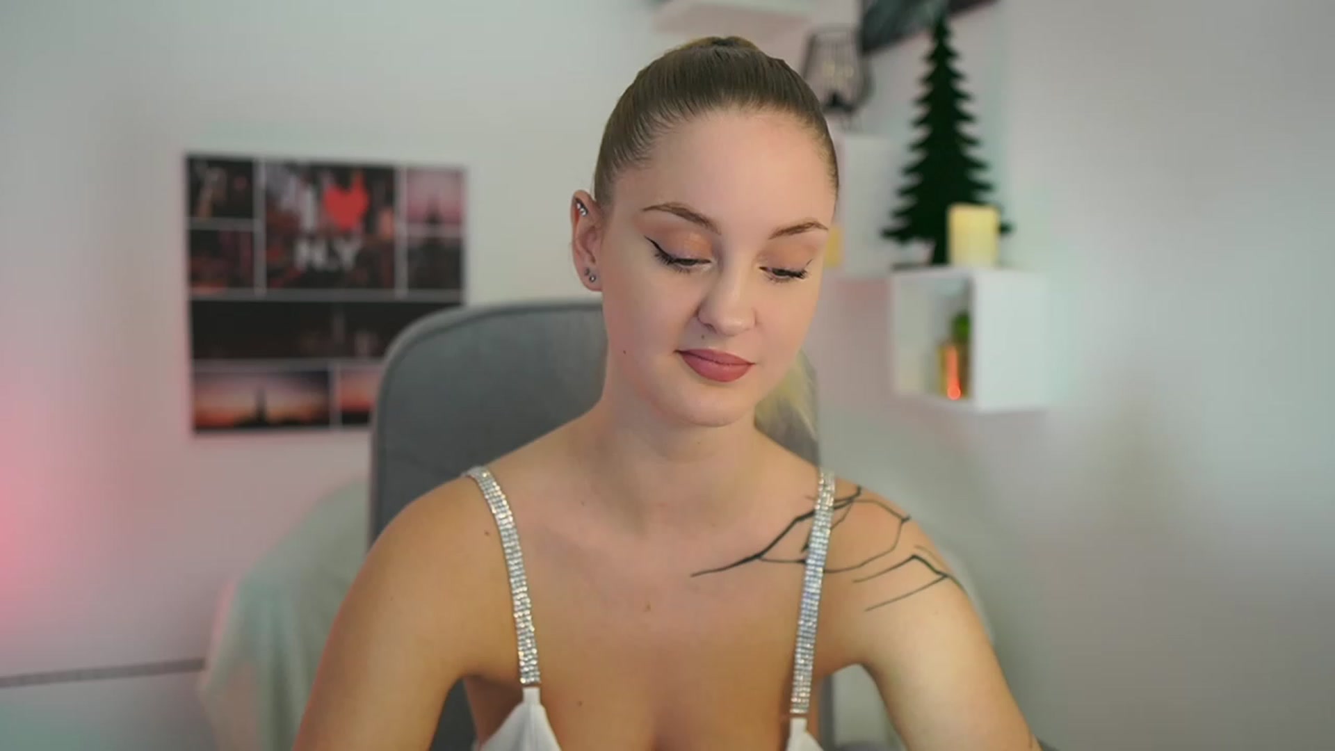 Gallery image thumbnail from NatalliaStarr's myfreecams stream on, 12/16/2023, 16:25 image 12 of 20