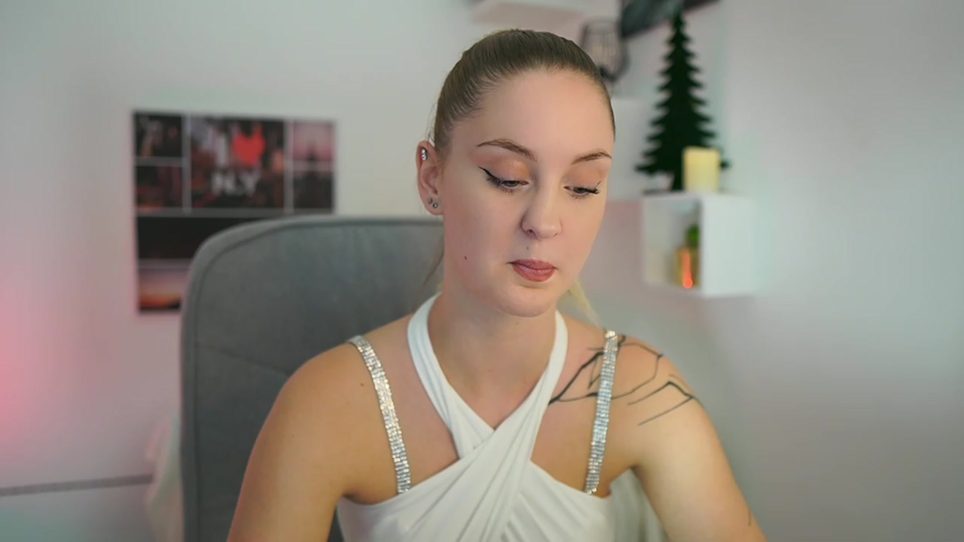 Gallery image thumbnail from NatalliaStarr's myfreecams stream on, 12/16/2023, 19:00 image 10 of 20
