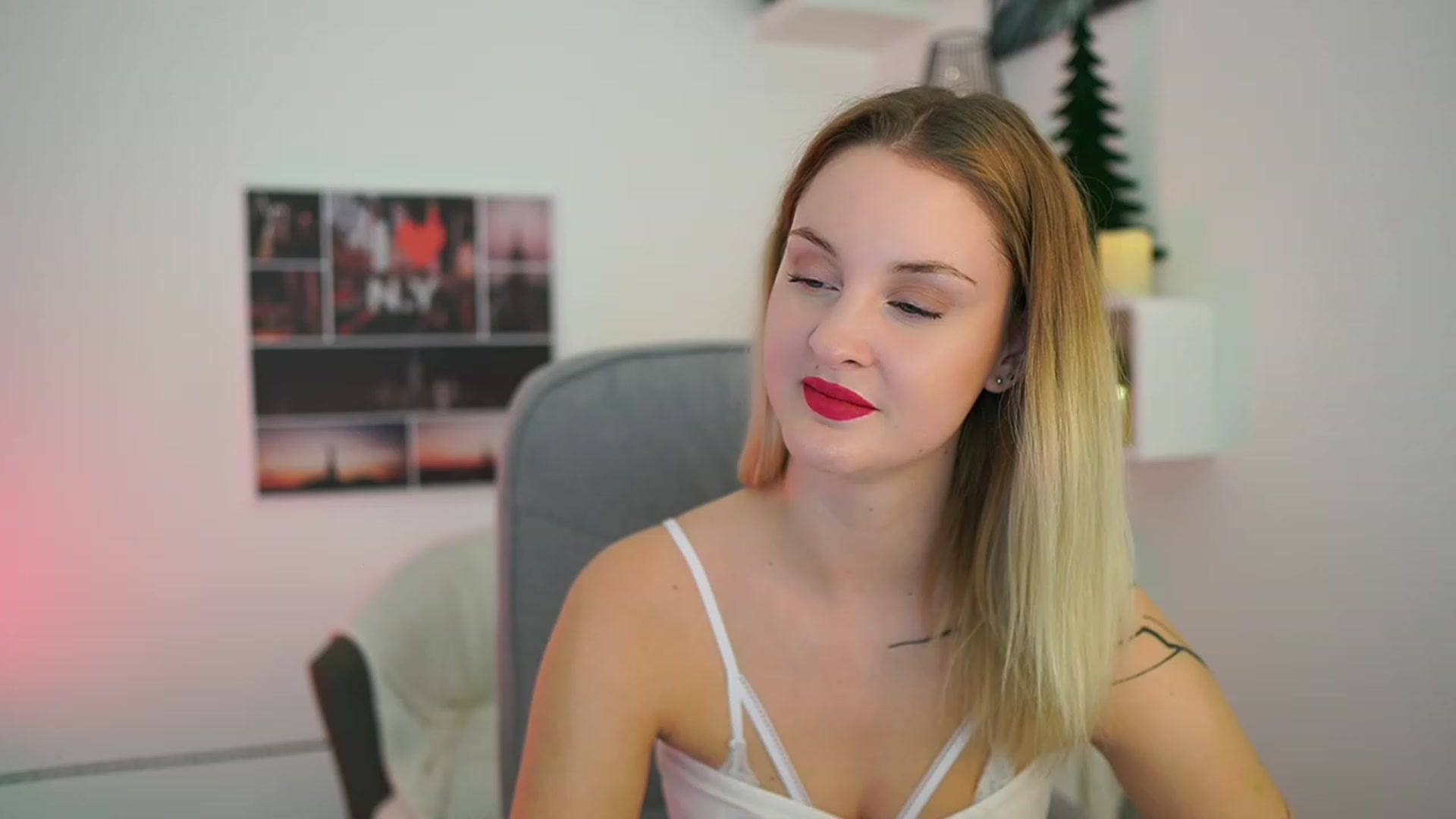 Gallery image thumbnail from NatalliaStarr's myfreecams stream on, 12/26/2023, 20:17 image 3 of 20