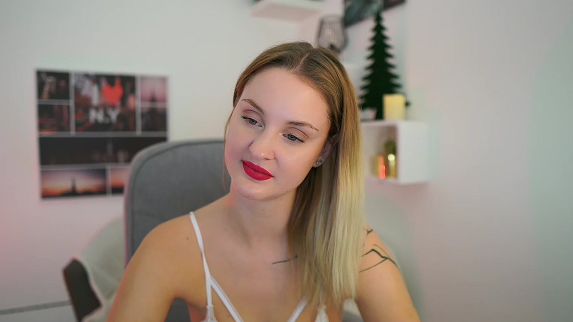 Gallery image thumbnail from NatalliaStarr's myfreecams stream on, 12/27/2023, 24:02 image 17 of 20