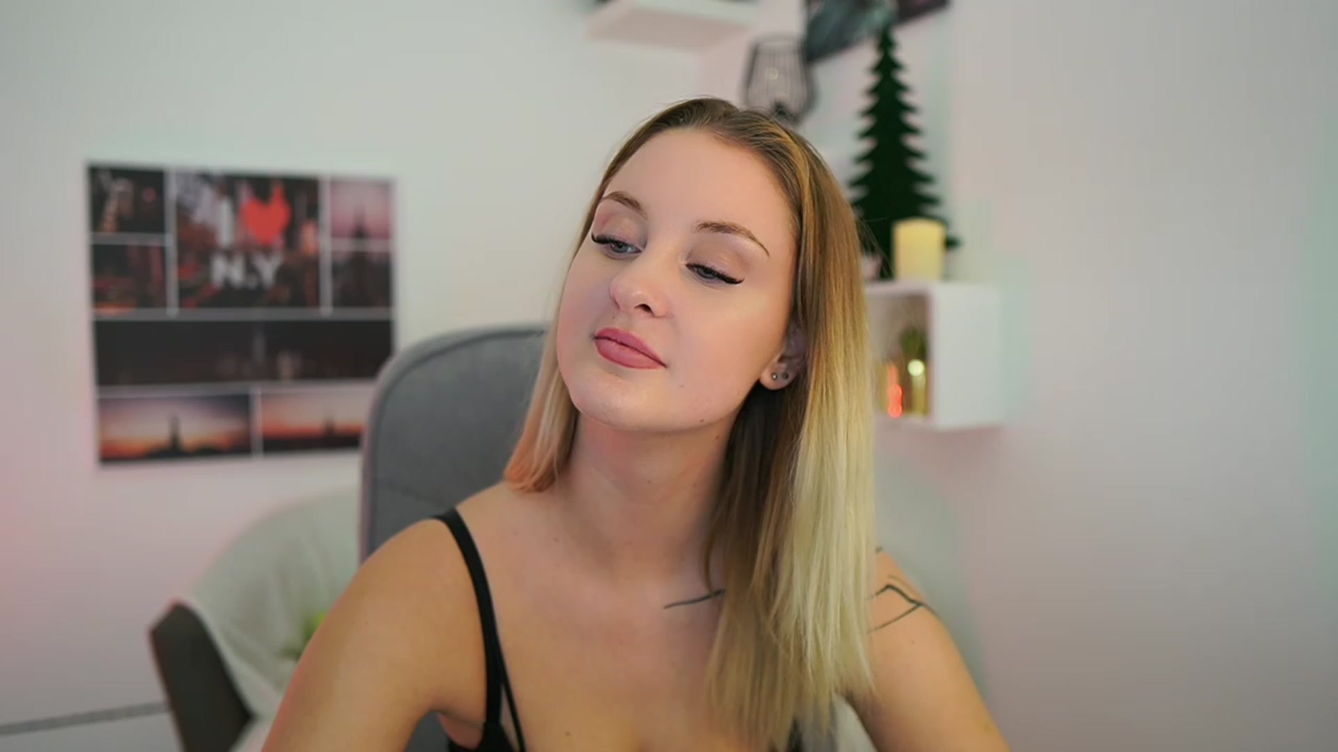 Gallery image thumbnail from NatalliaStarr's myfreecams stream on, 12/27/2023, 19:00 image 4 of 20