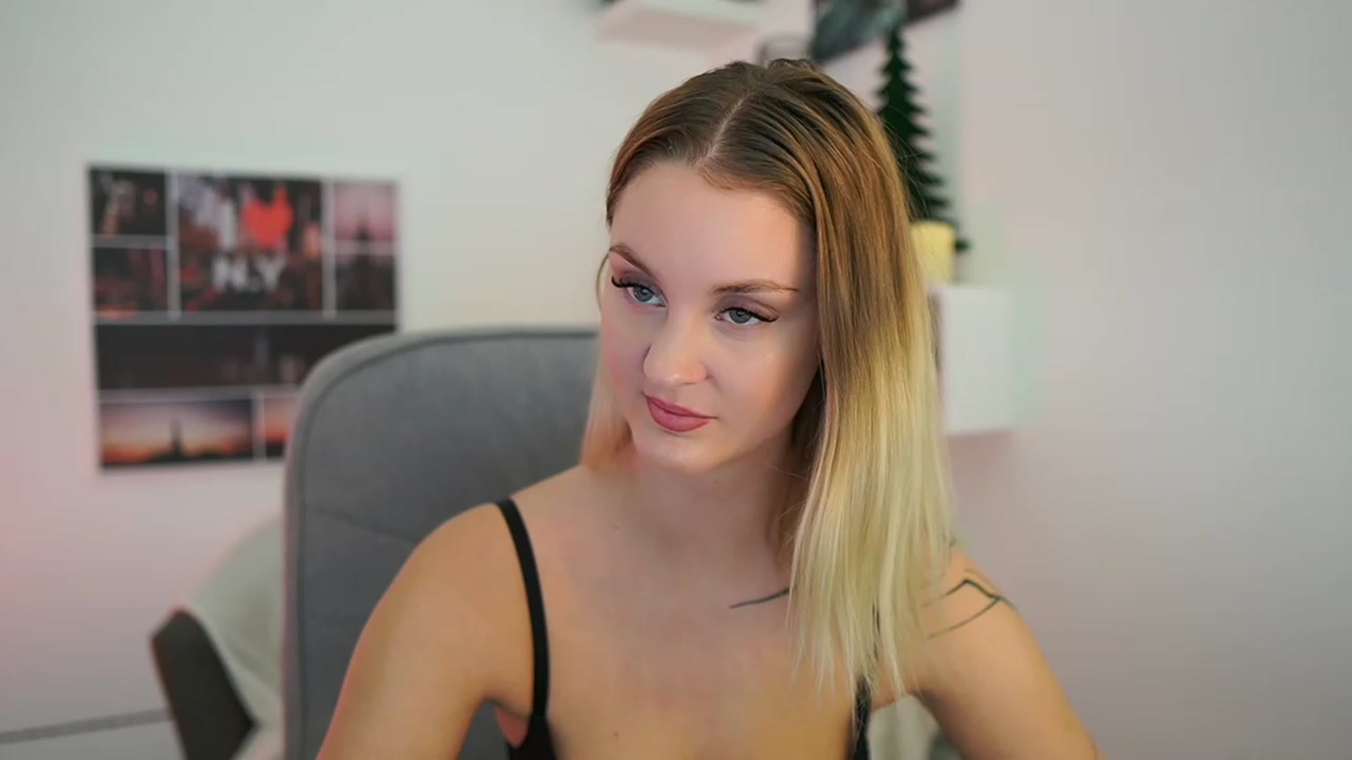Gallery image thumbnail from NatalliaStarr's myfreecams stream on, 12/27/2023, 19:00 image 13 of 20
