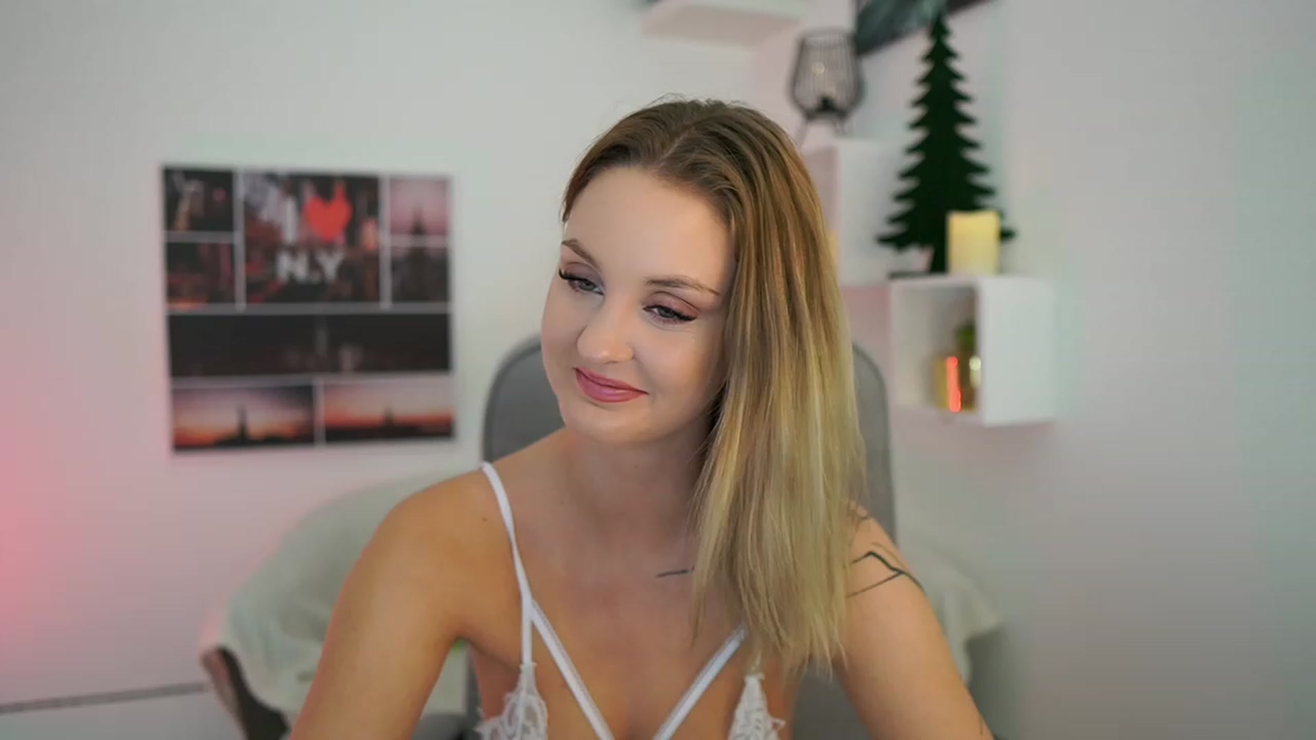 Gallery image thumbnail from NatalliaStarr's myfreecams stream on, 01/03/2024, 22:22 image 8 of 20