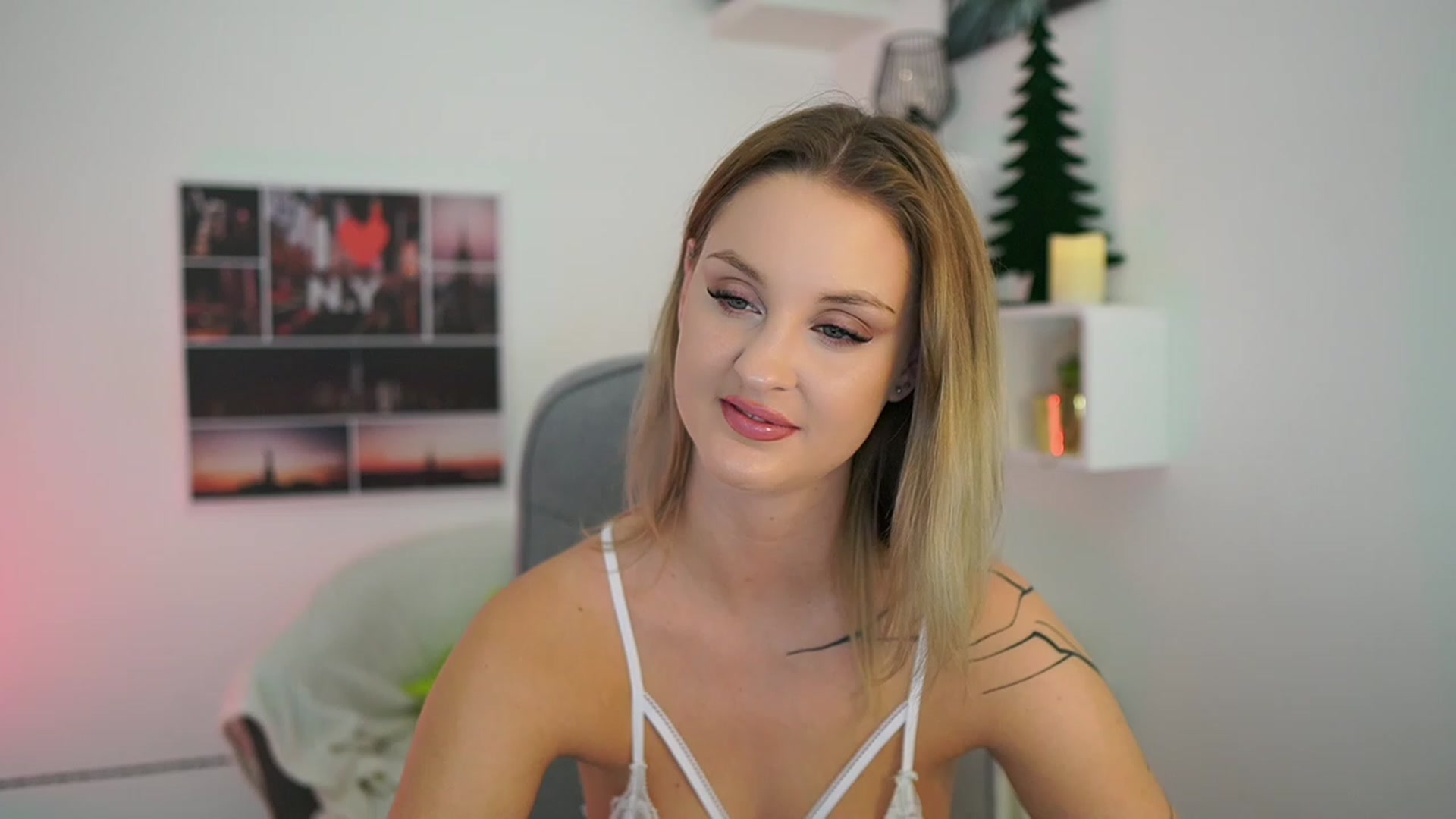 Gallery image thumbnail from NatalliaStarr's myfreecams stream on, 01/03/2024, 22:22 image 12 of 20