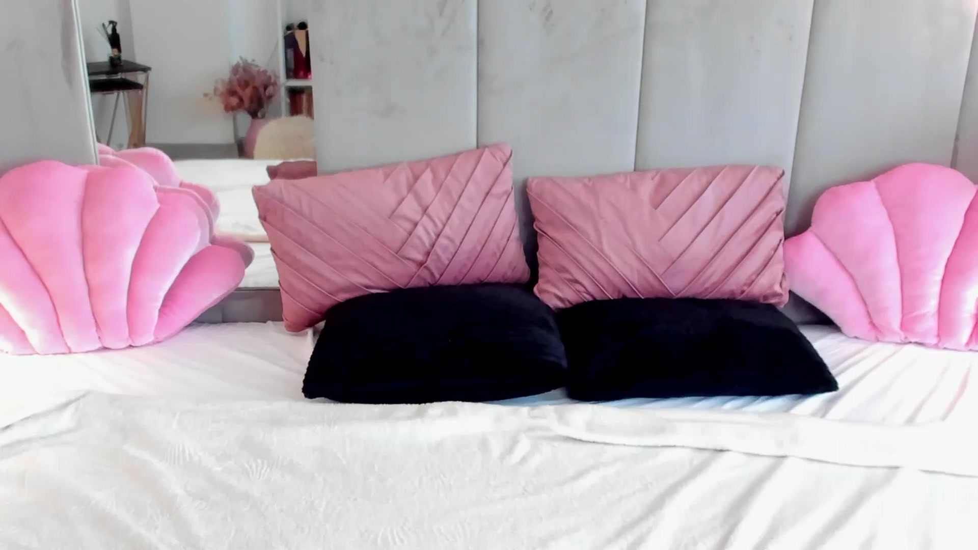 Gallery image thumbnail from NatalyThorn88's myfreecams stream on, 05/31/2025, 10:49 image 16 of 20