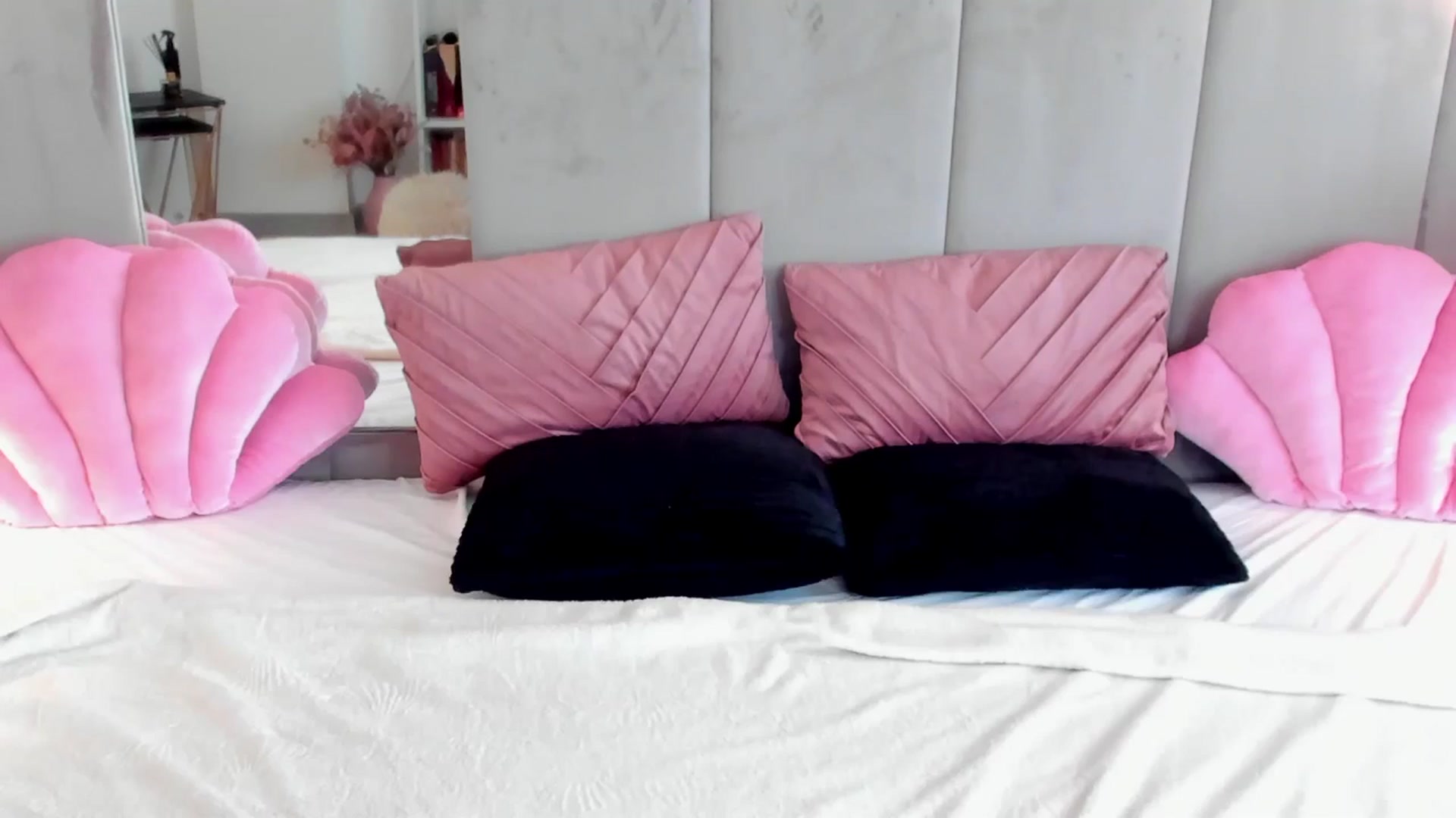 Gallery image thumbnail from NatalyThorn88's myfreecams stream on, 05/31/2025, 10:49 image 17 of 20