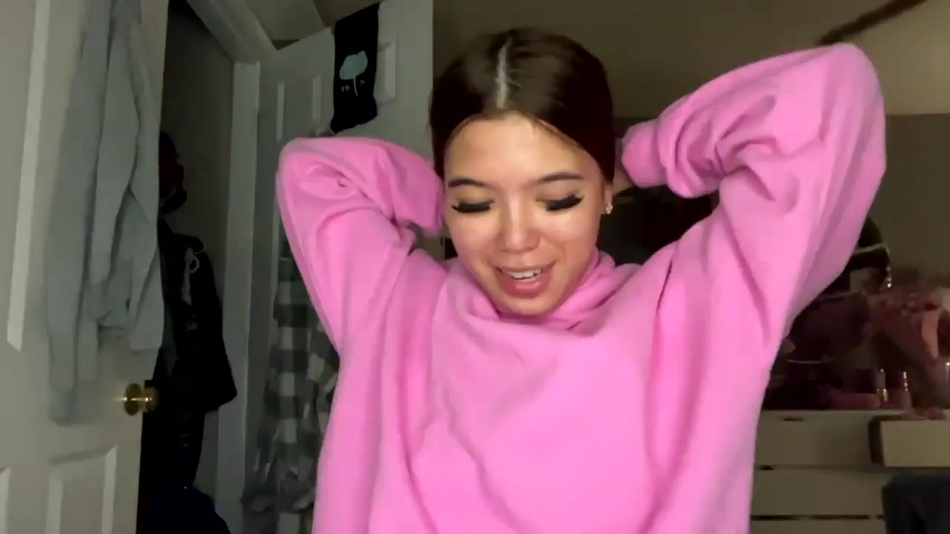 Gallery image thumbnail from Natpeach's myfreecams stream on, 03/19/2026, 06:32 image 9 of 20