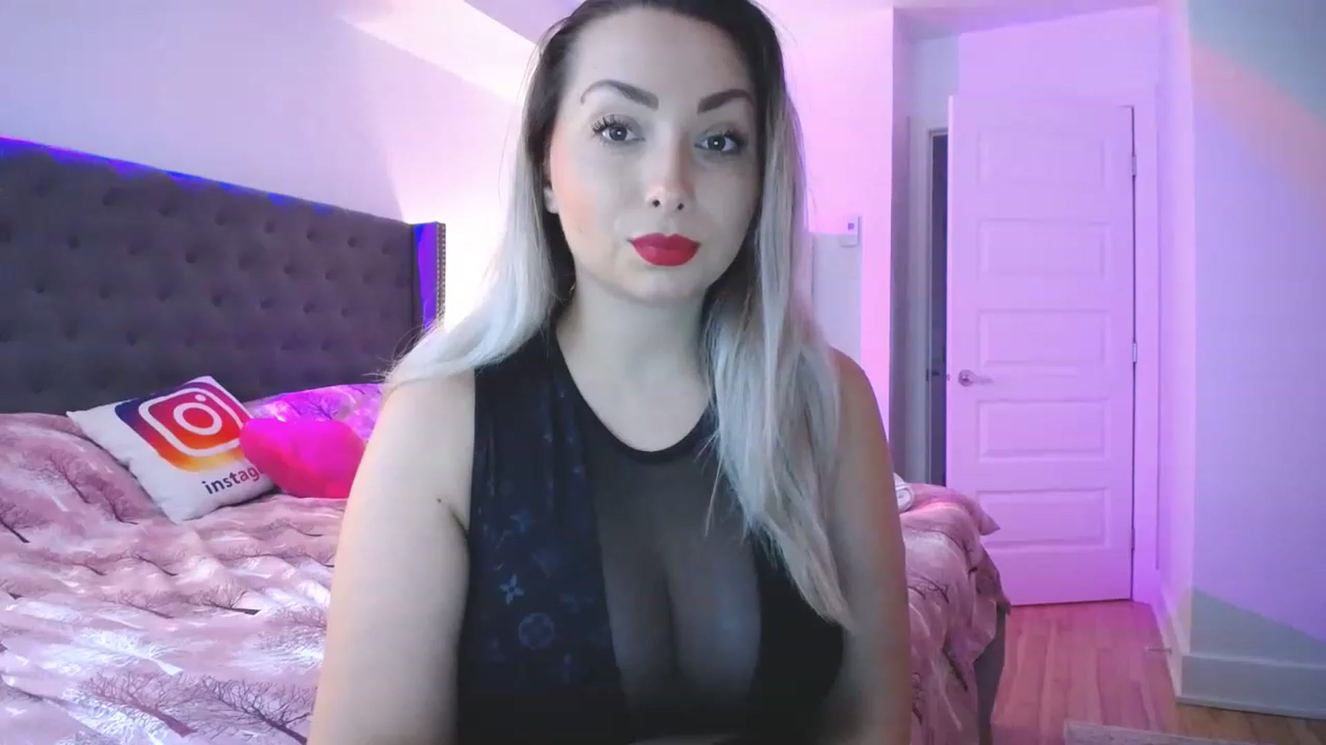 Gallery image thumbnail from NaturalOne_'s myfreecams stream on, 11/16/2022, 21:38 image 11 of 20