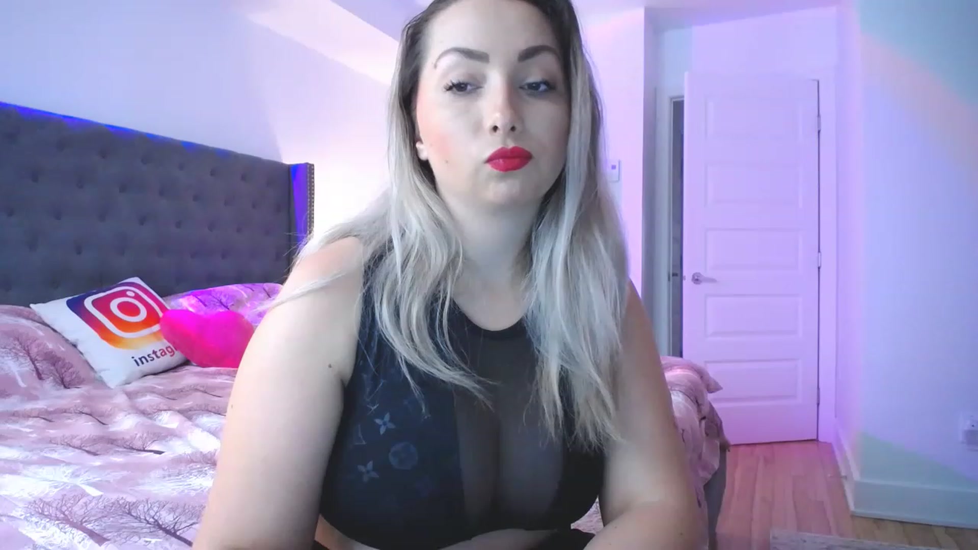 Gallery image thumbnail from NaturalOne_'s myfreecams stream on, 11/16/2022, 21:38 image 9 of 20