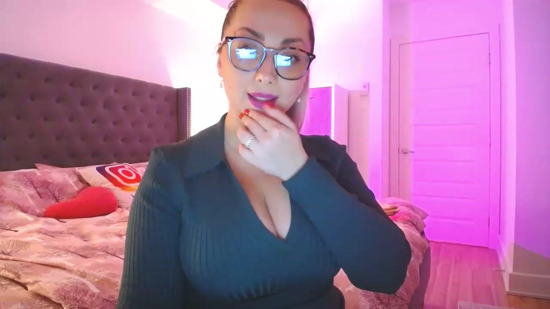 Gallery image thumbnail from NaturalOne_'s myfreecams stream on, 11/21/2022, 05:28 image 13 of 20