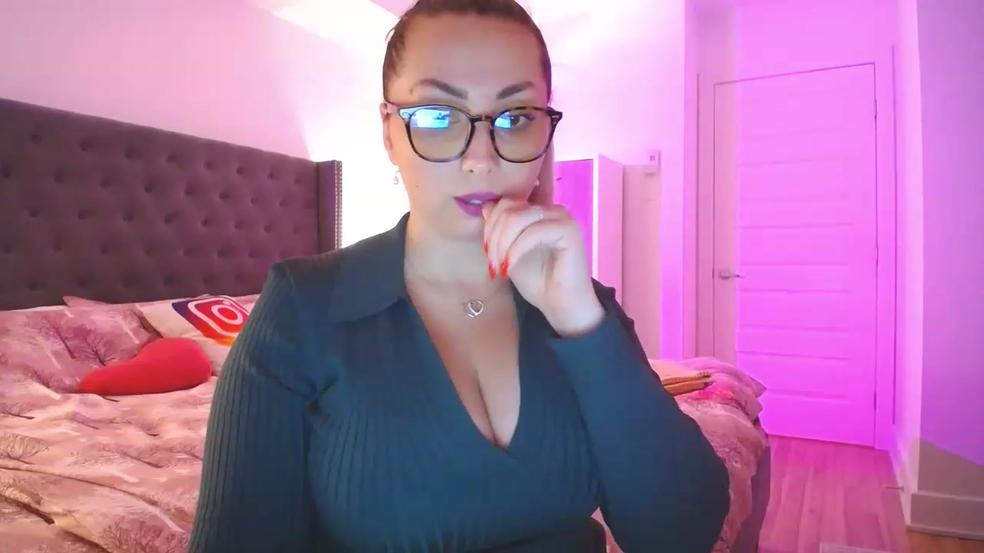 Gallery image thumbnail from NaturalOne_'s myfreecams stream on, 11/21/2022, 05:28 image 15 of 20