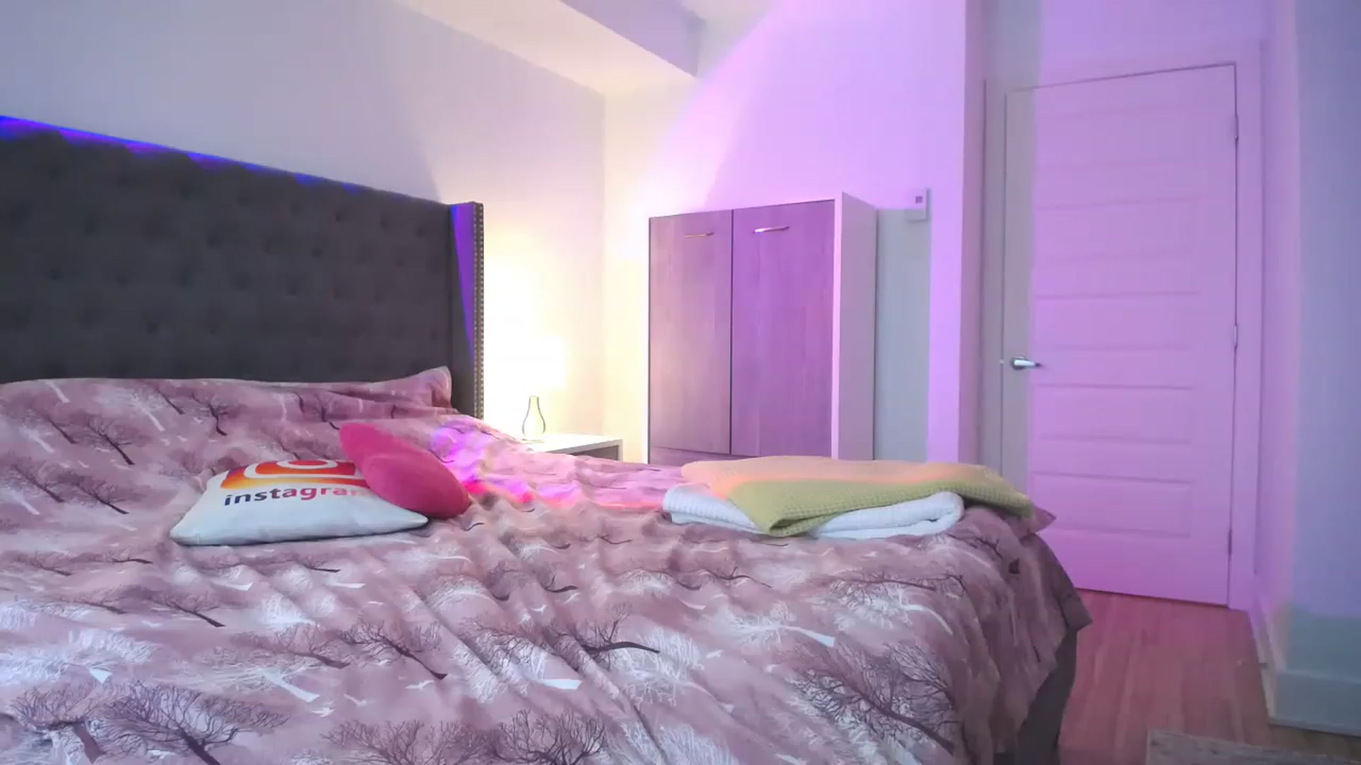 Gallery image thumbnail from NaturalOne_'s myfreecams stream on, 11/21/2022, 21:24 image 8 of 20