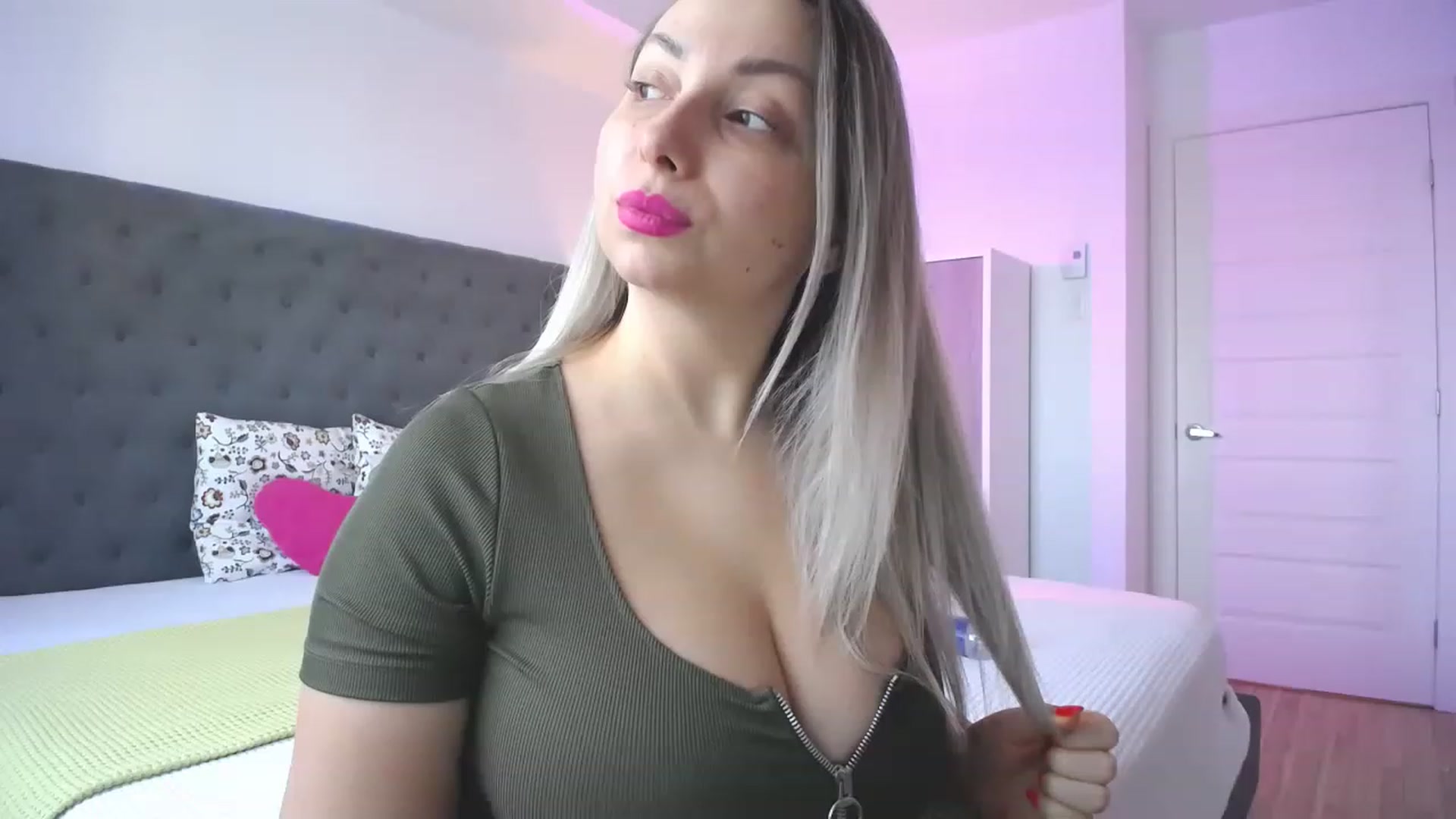 Gallery image thumbnail from NaturalOne_'s myfreecams stream on, 12/08/2022, 20:20 image 15 of 20