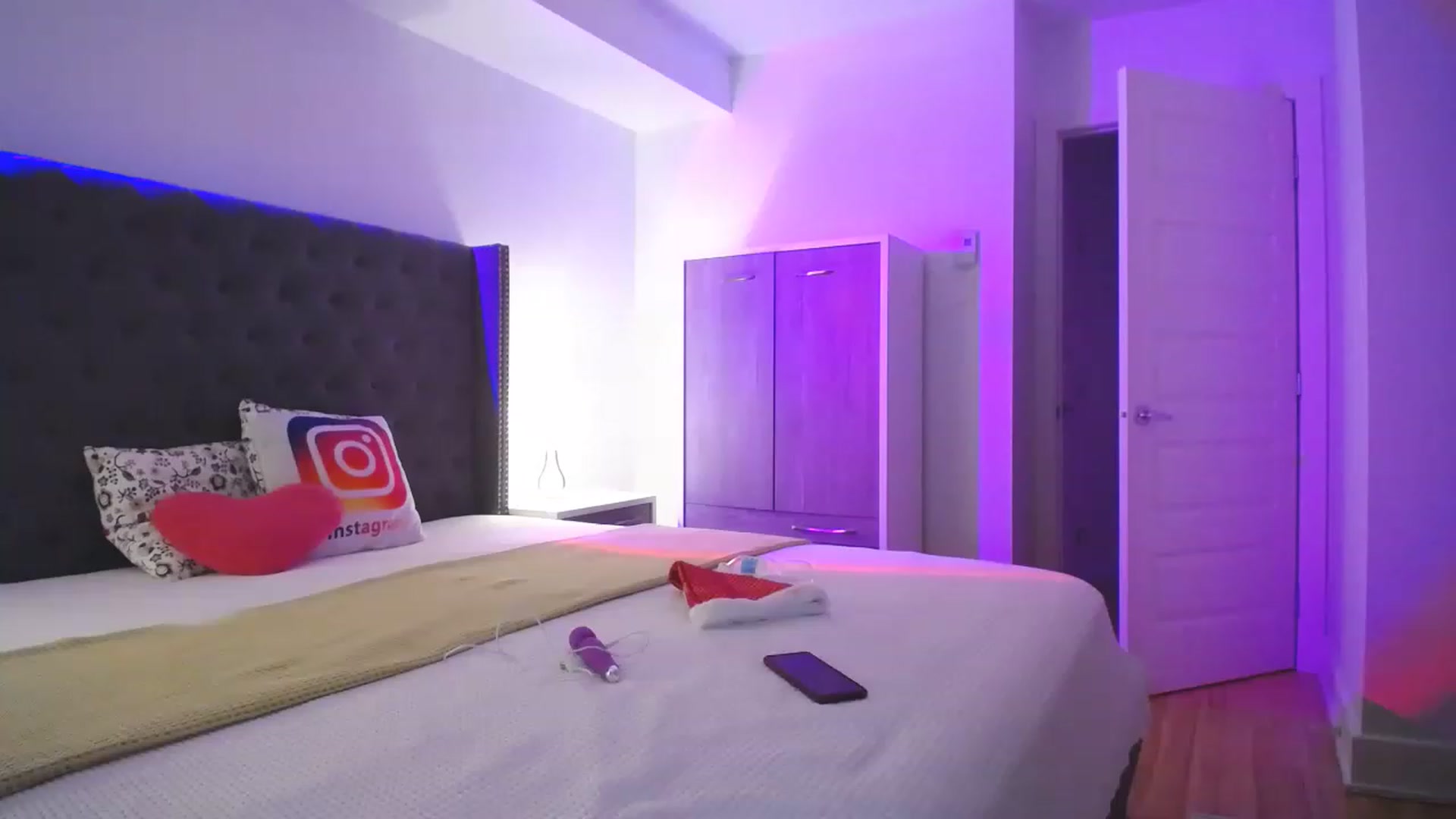 Gallery image thumbnail from NaturalOne_'s myfreecams stream on, 12/17/2022, 24:07 image 6 of 20