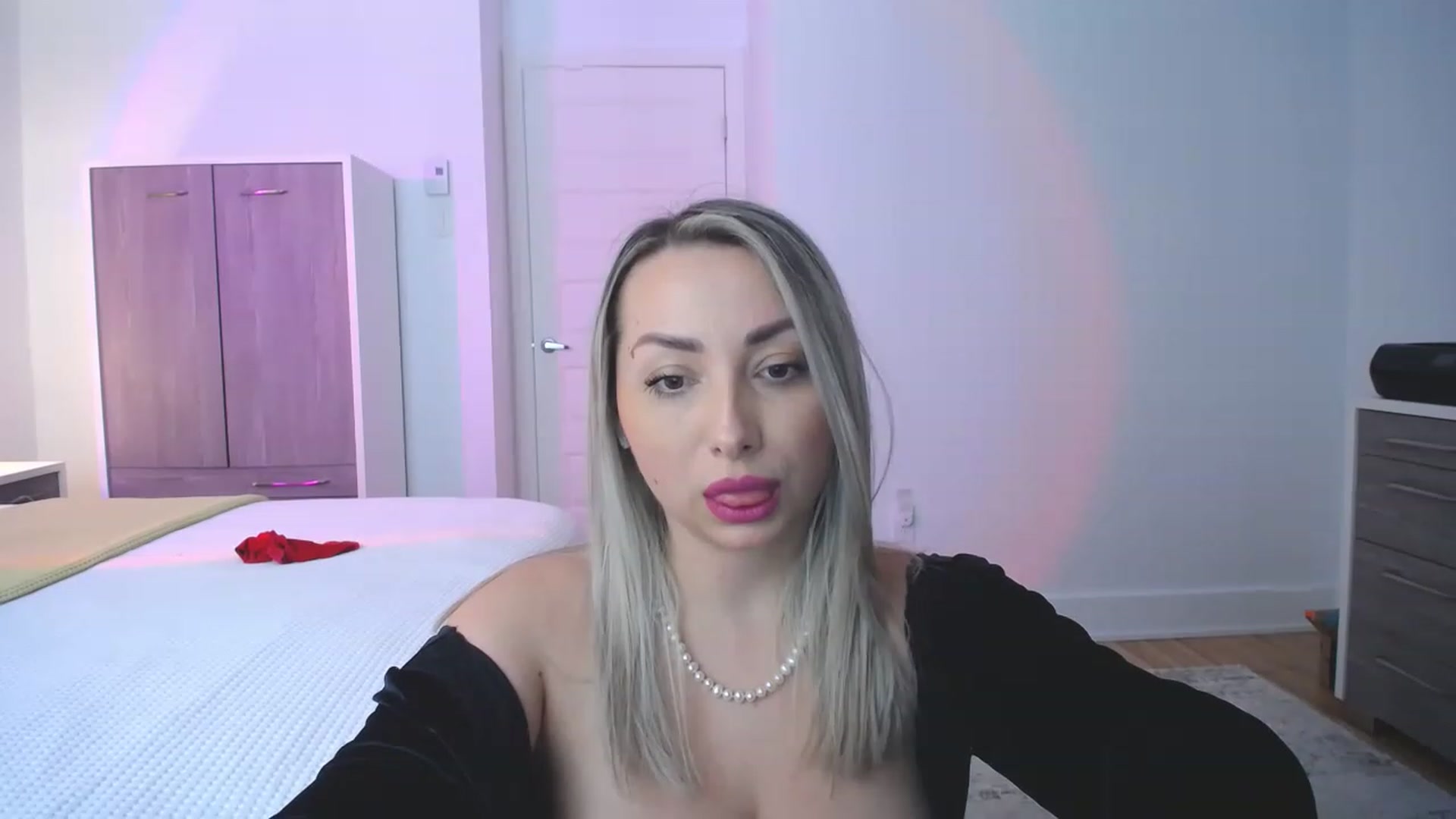 Gallery image thumbnail from NaturalOne_'s myfreecams stream on, 12/23/2022, 20:13 image 9 of 20